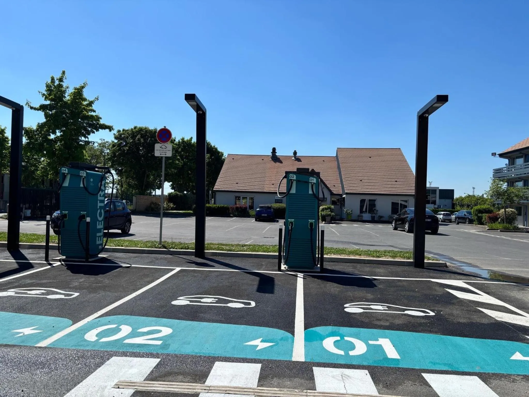 Property building in Kyriad Villeneuve Saint Georges - Hôtel rénové