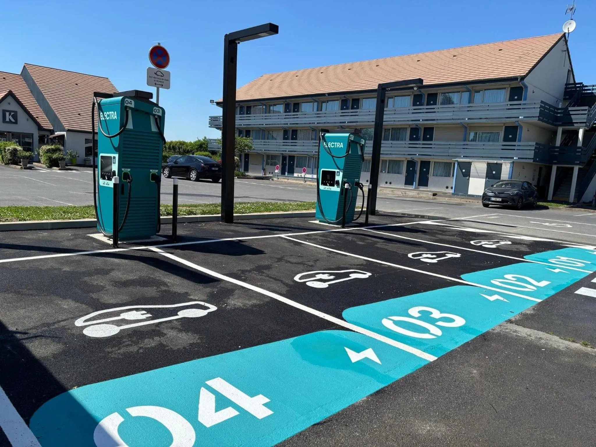 Property building in Kyriad Villeneuve Saint Georges - Hôtel rénové