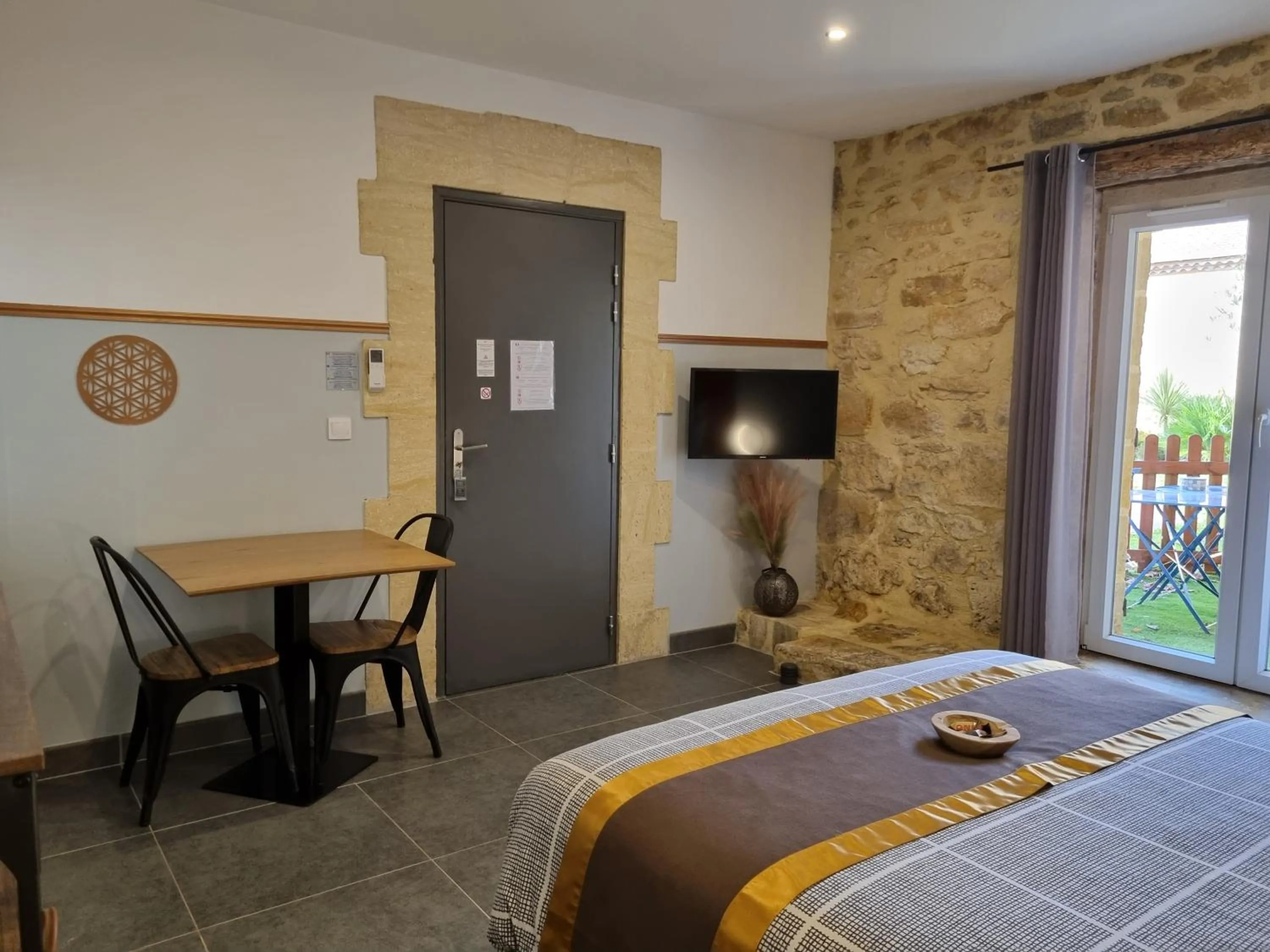 Photo of the whole room, Bed in Le Clos de la Canéda