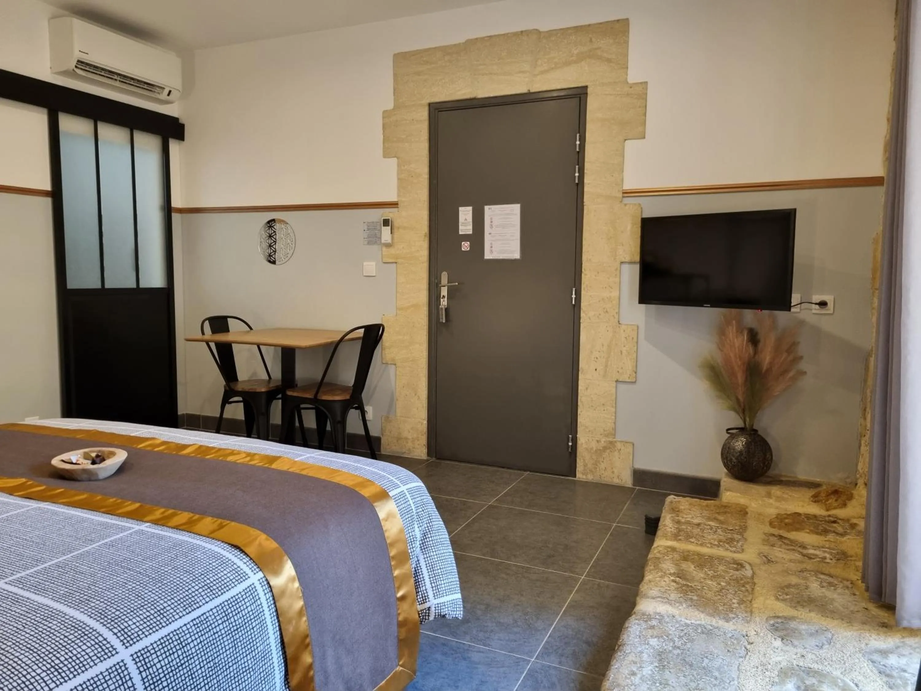 Photo of the whole room, Bed in Le Clos de la Canéda