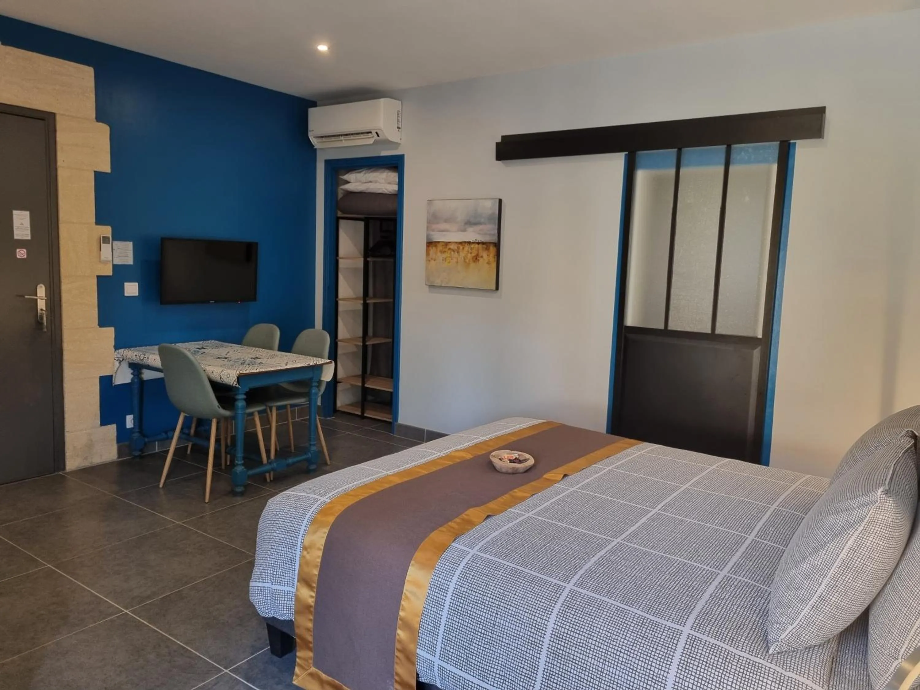 Photo of the whole room, Bed in Le Clos de la Canéda