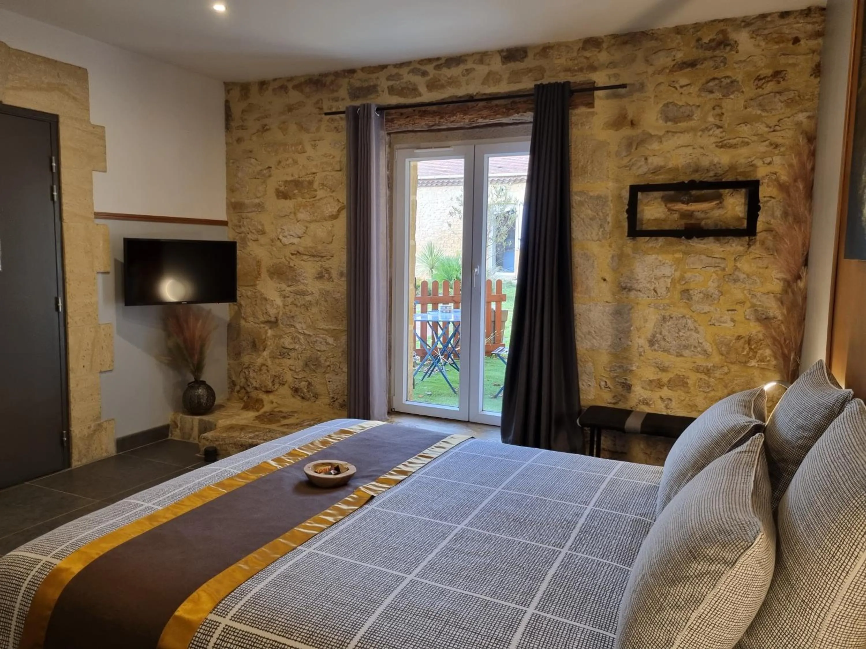 Photo of the whole room, Bed in Le Clos de la Canéda