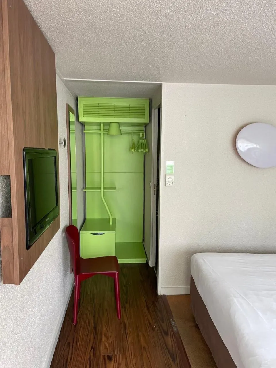 wardrobe, Bed in Campanile Poitiers