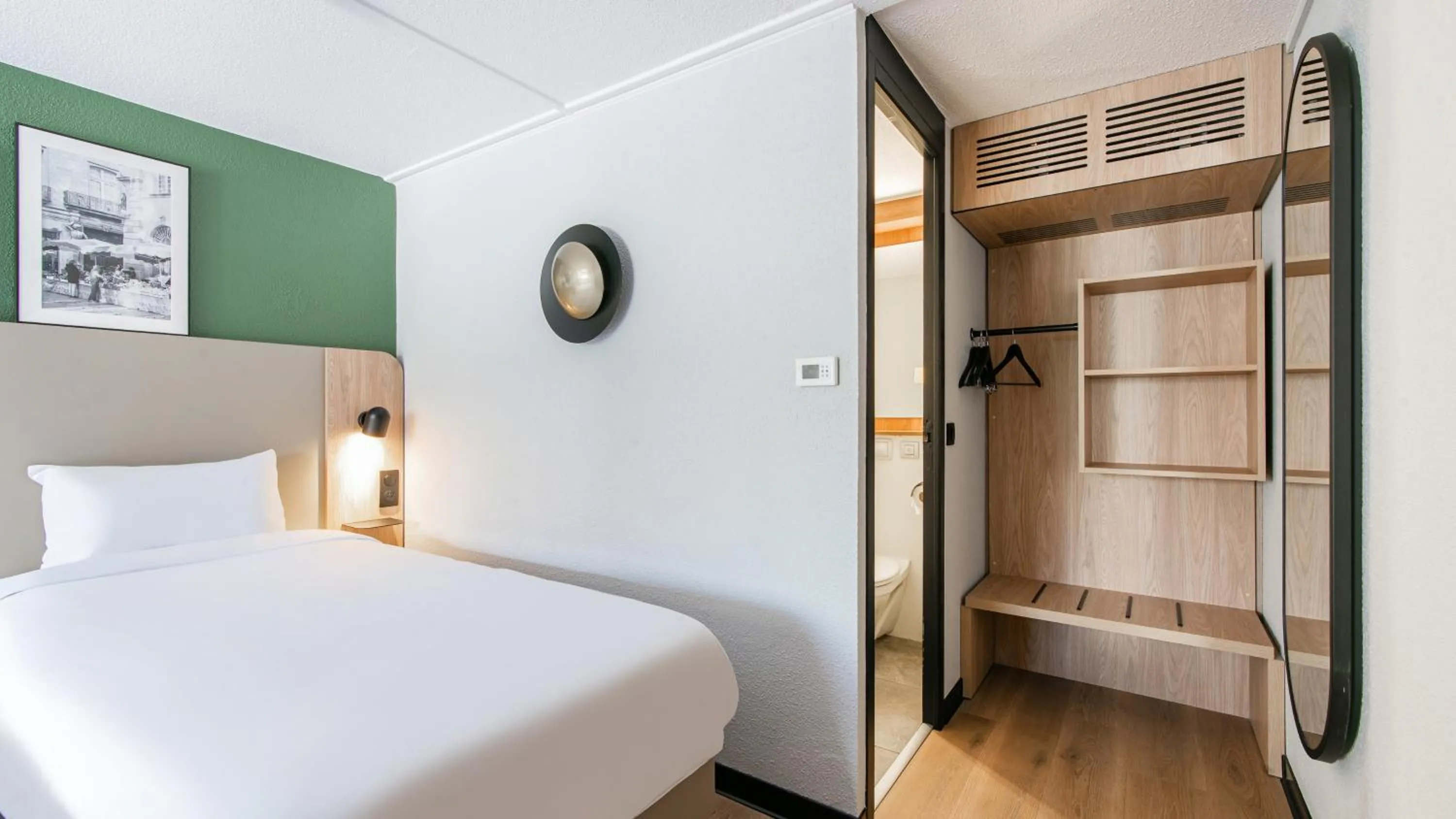 Photo of the whole room, Bed in Campanile Poitiers