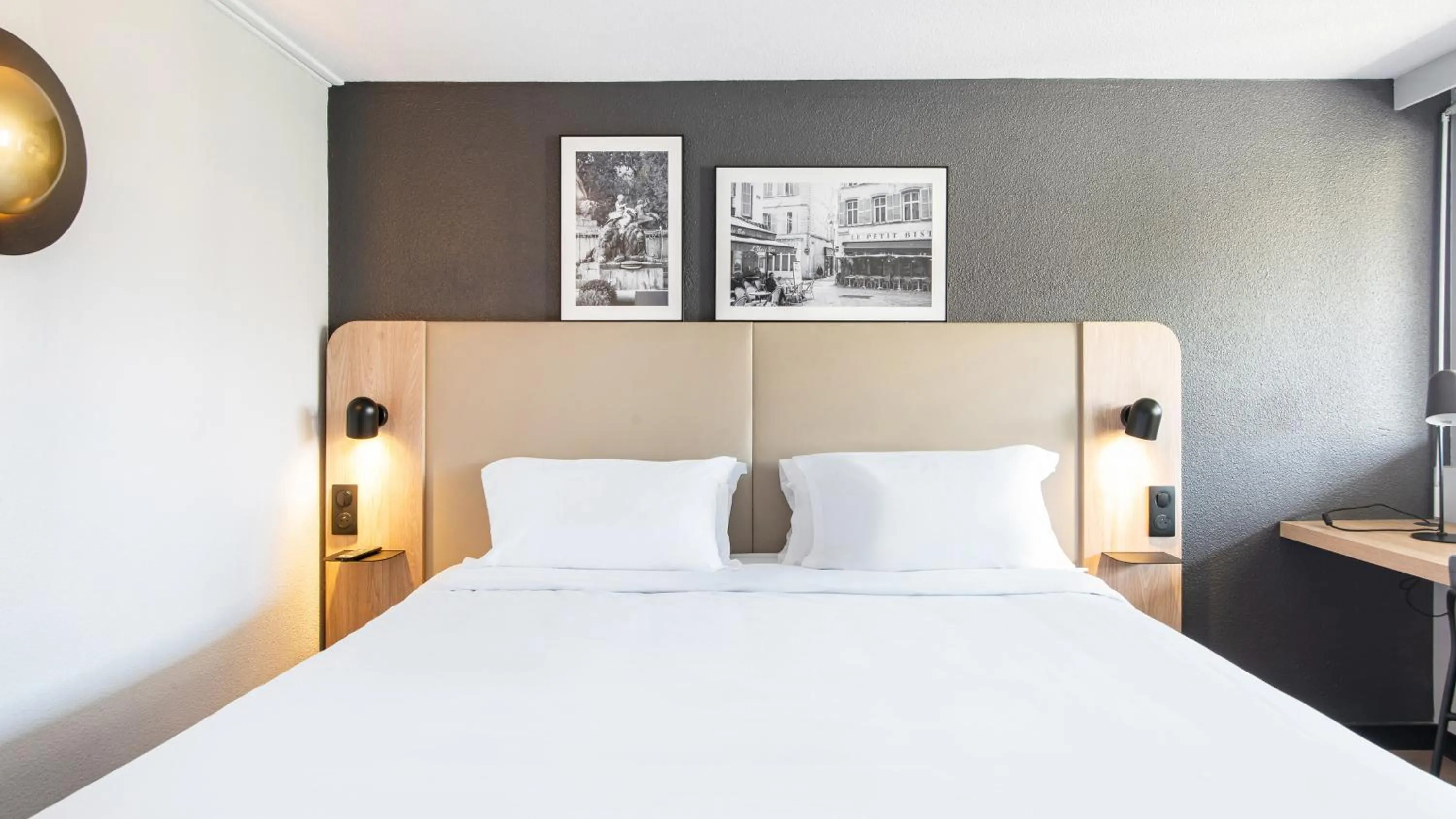 Photo of the whole room, Bed in Campanile Poitiers