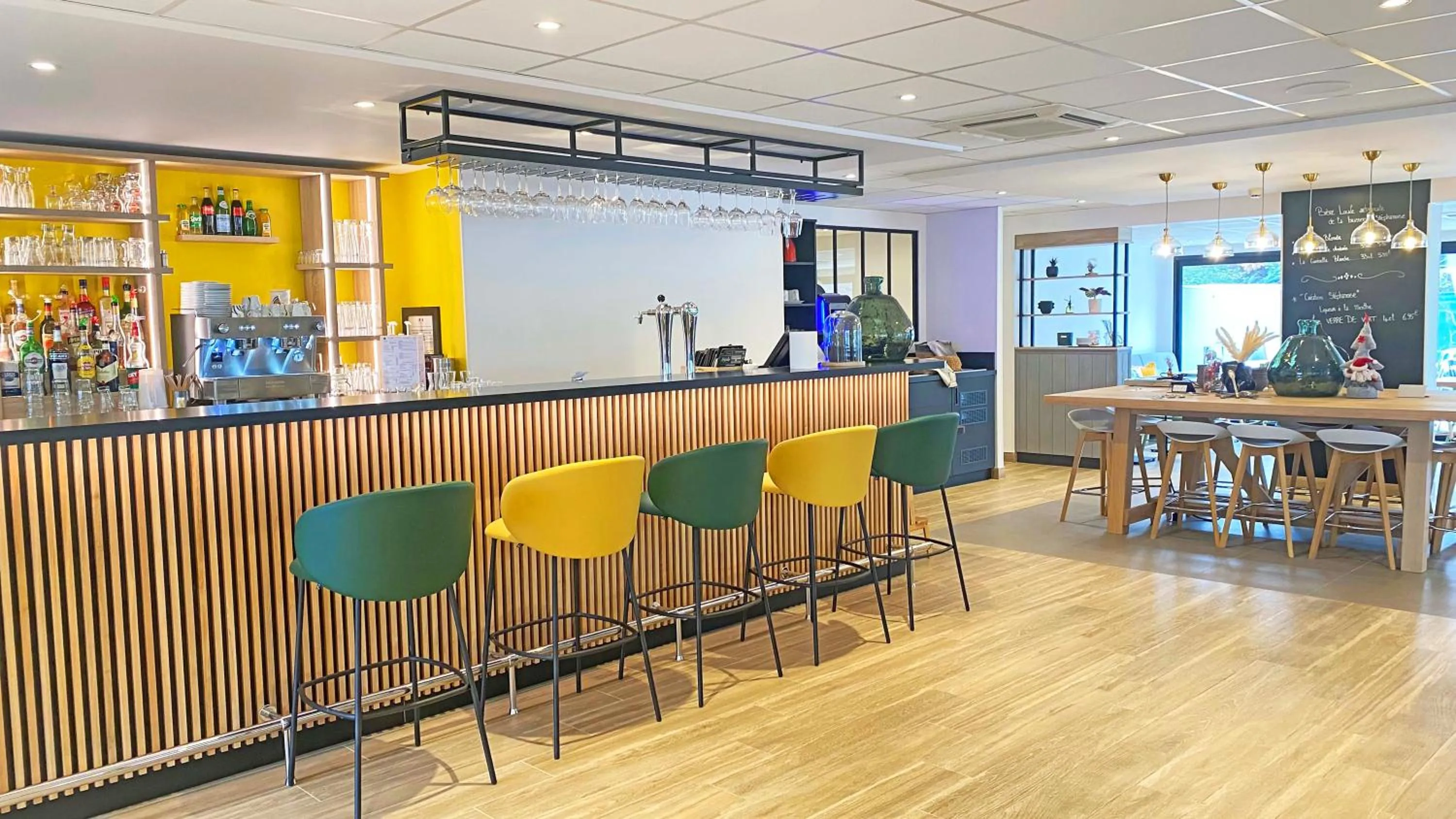 People in Campanile Saint-Étienne Nord La Terrasse