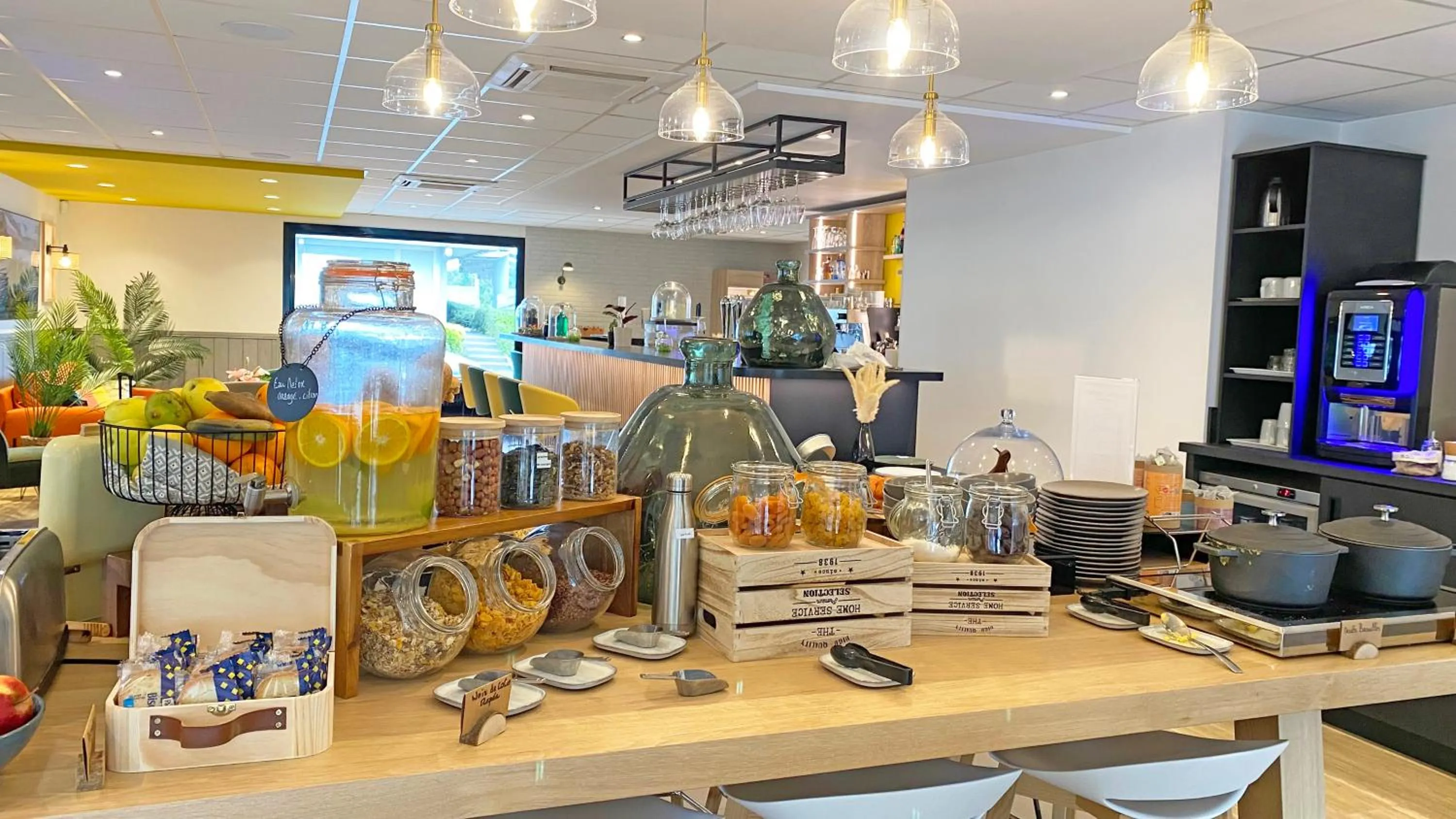 Coffee/tea facilities in Campanile Saint-Étienne Nord La Terrasse