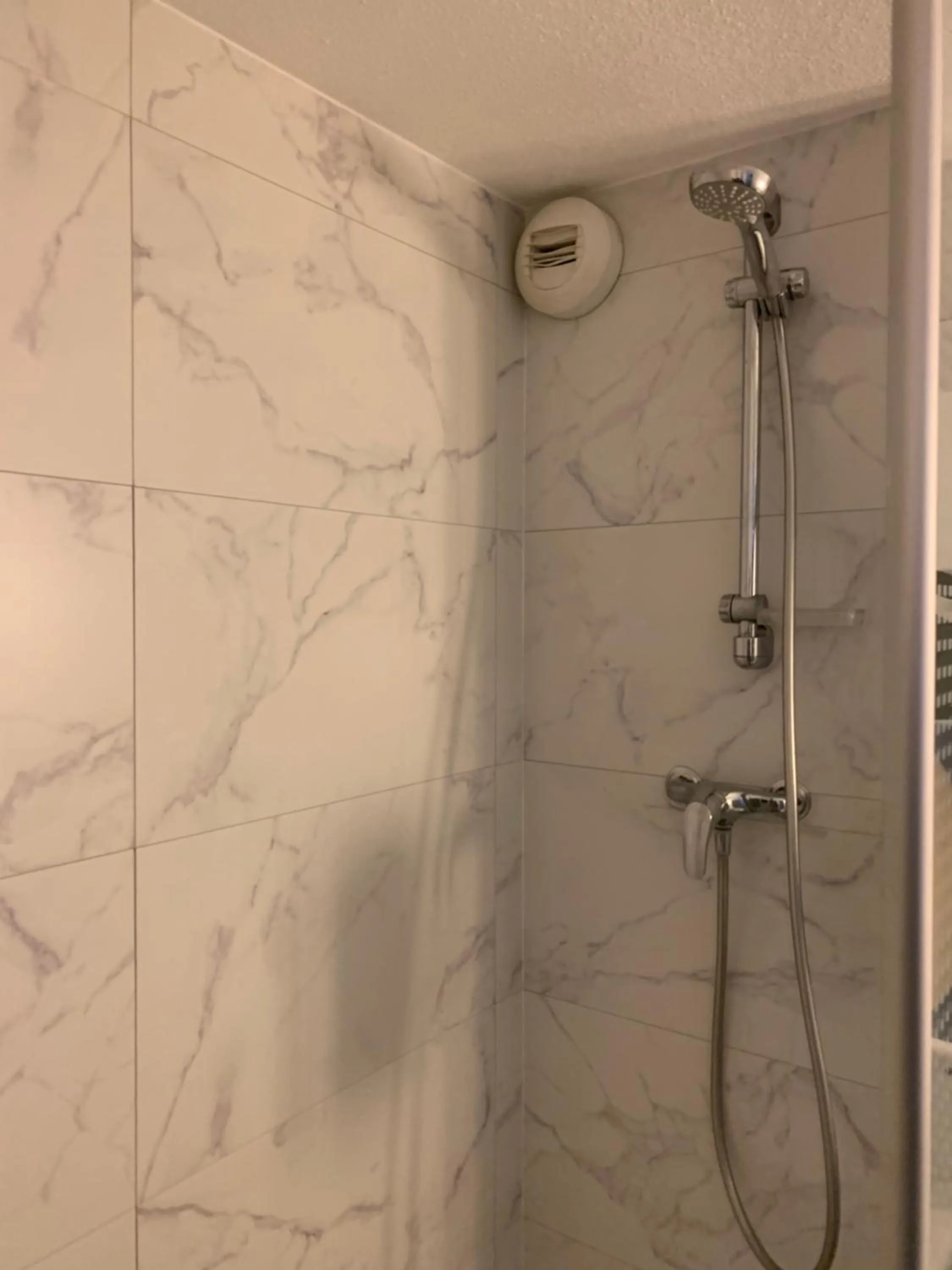 Bathroom in Kyriad SEDAN