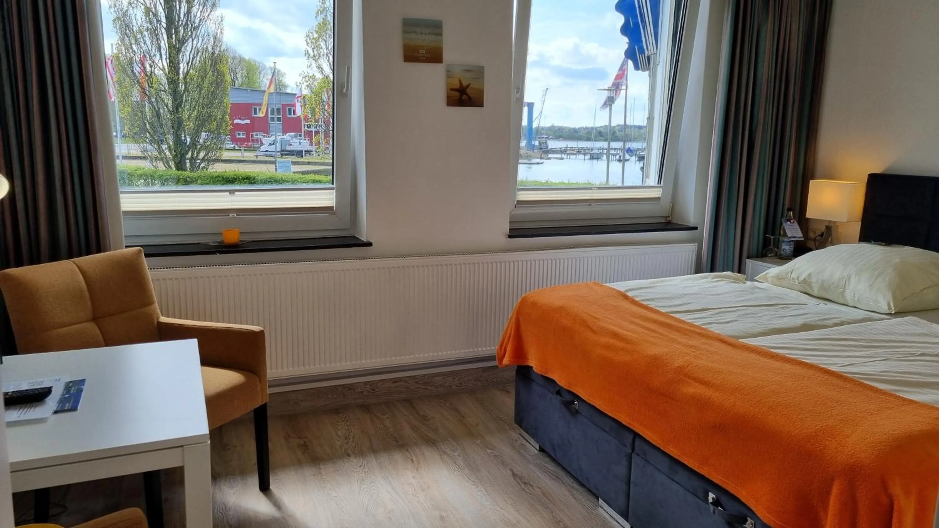 Living room, Bed in Akzent Hotel Strandhalle