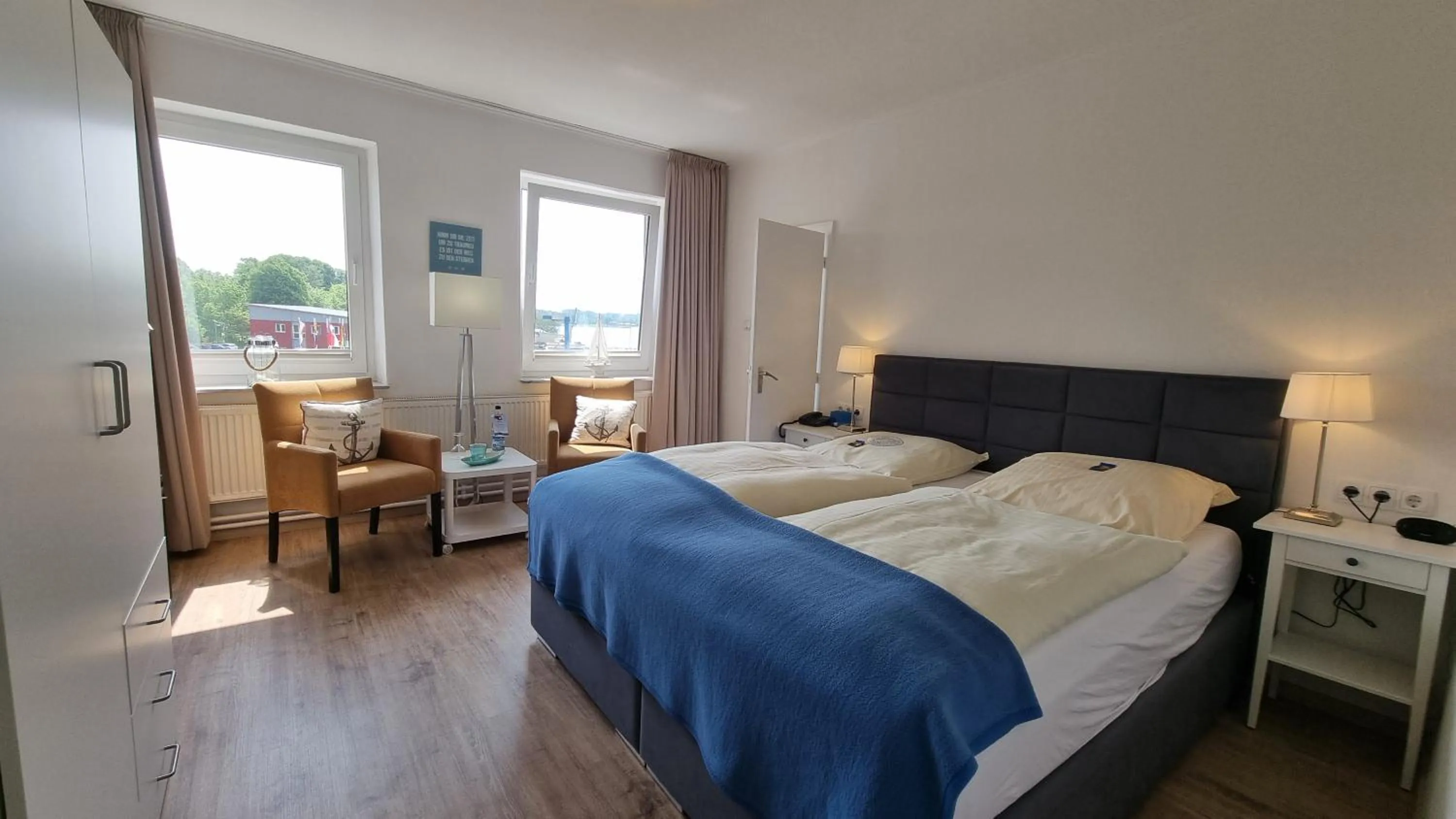 Living room, Bed in Akzent Hotel Strandhalle