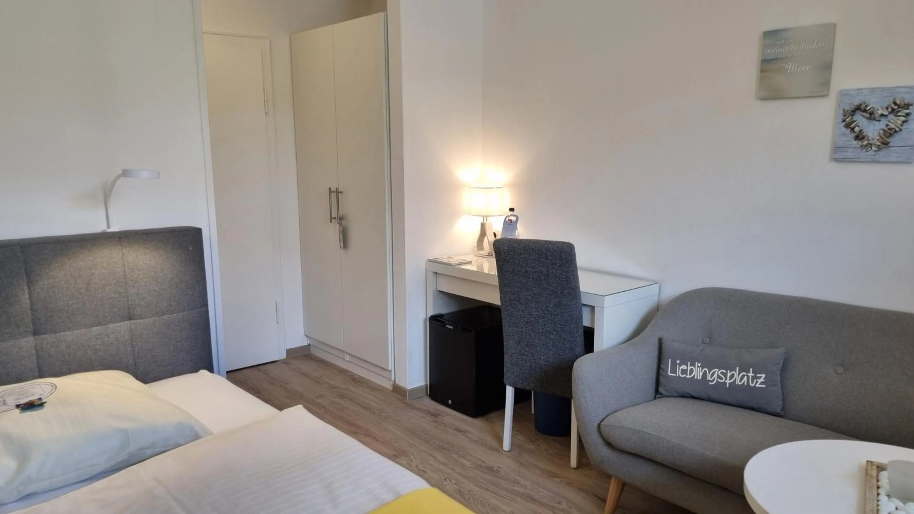 Living room, Bed in Akzent Hotel Strandhalle