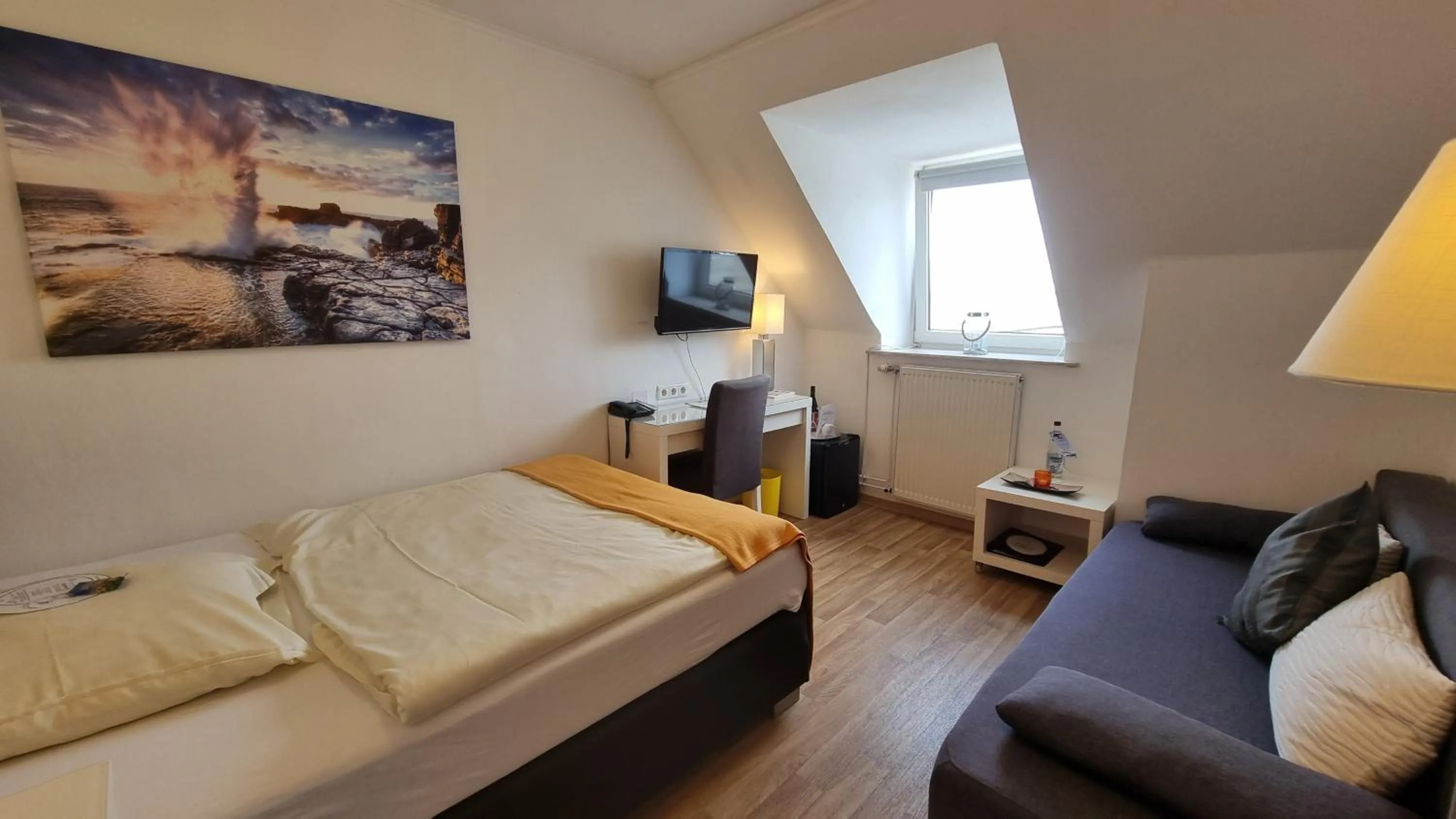 Living room, Bed in Akzent Hotel Strandhalle