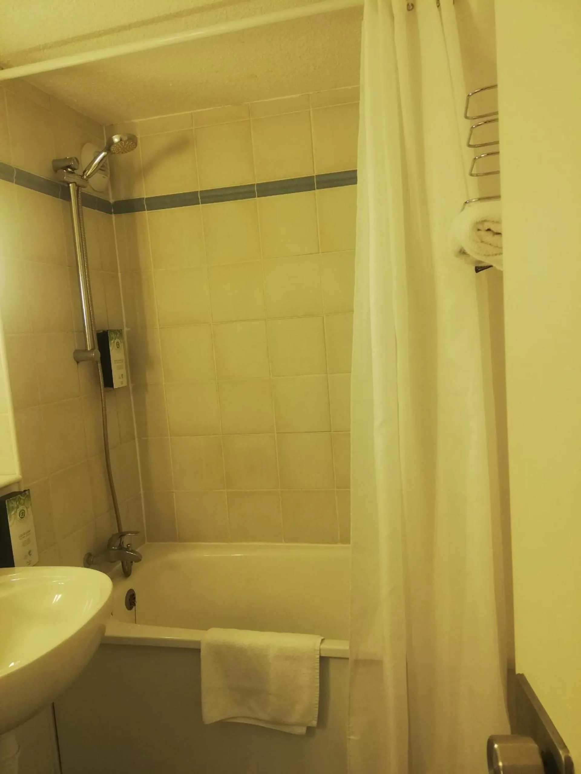 Bathroom in Kyriad Direct Soissons