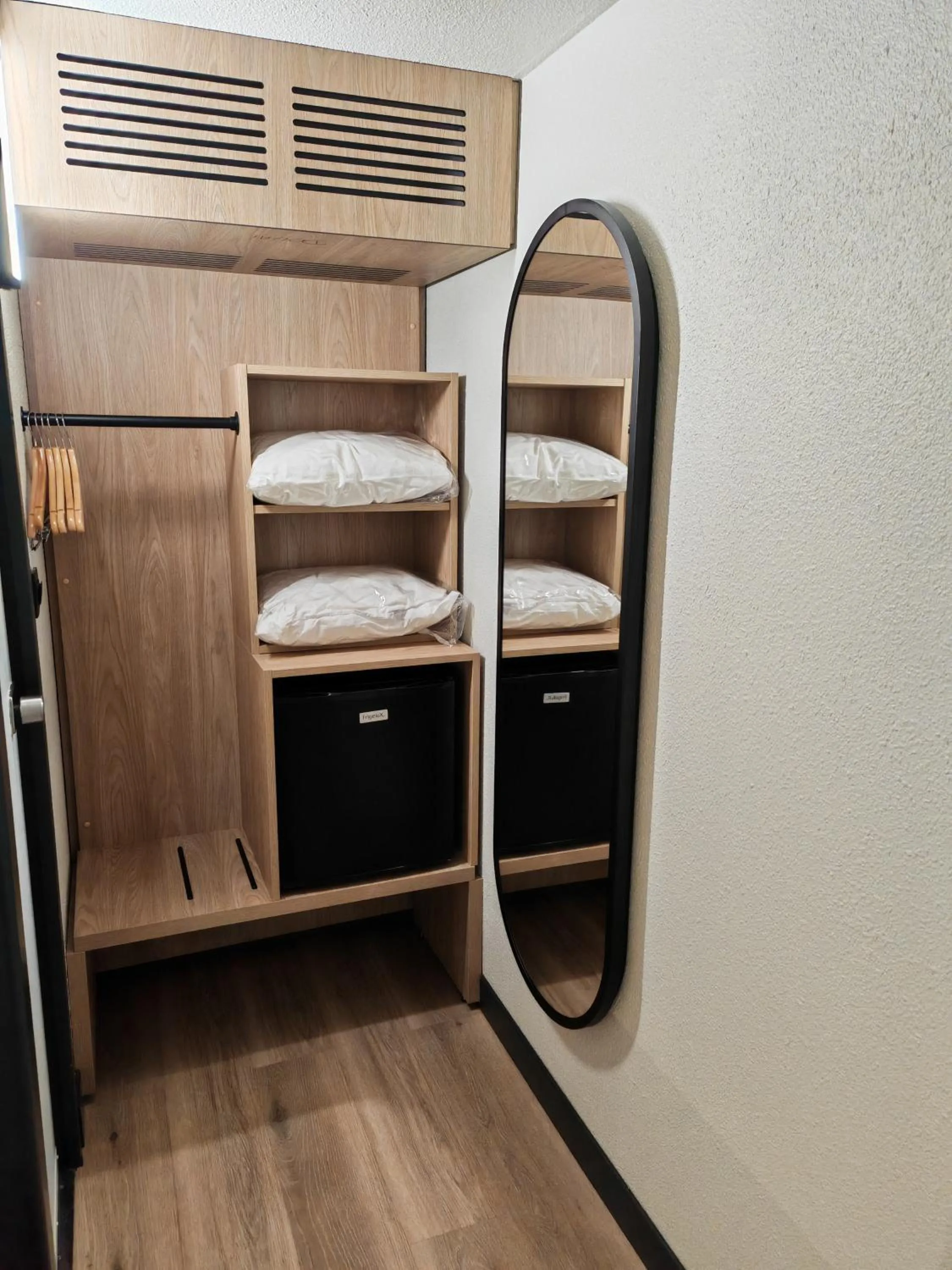 wardrobe, Bed in Campanile Lille Sud - Douai Cuincy