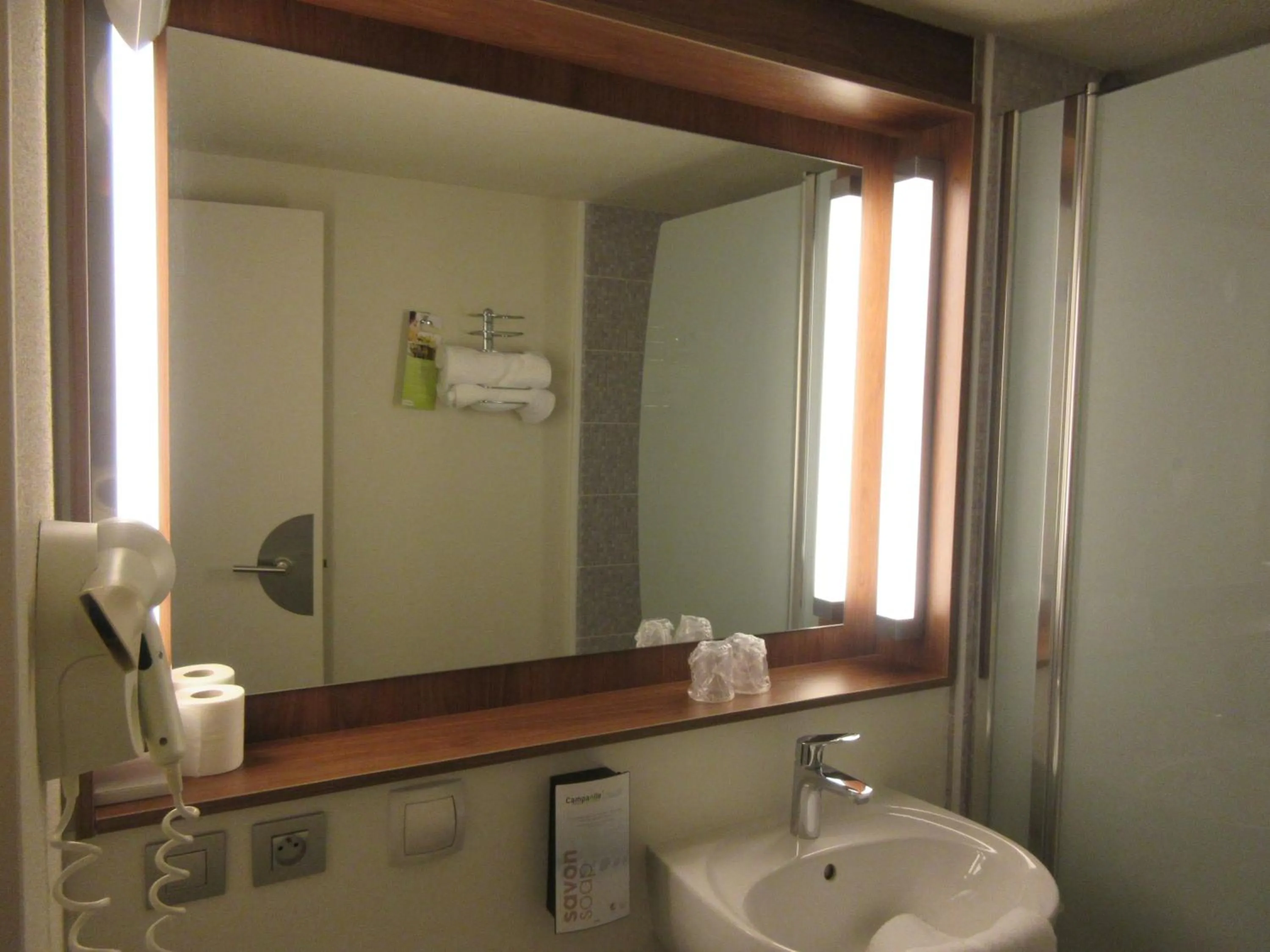 Bathroom in Campanile Bayeux