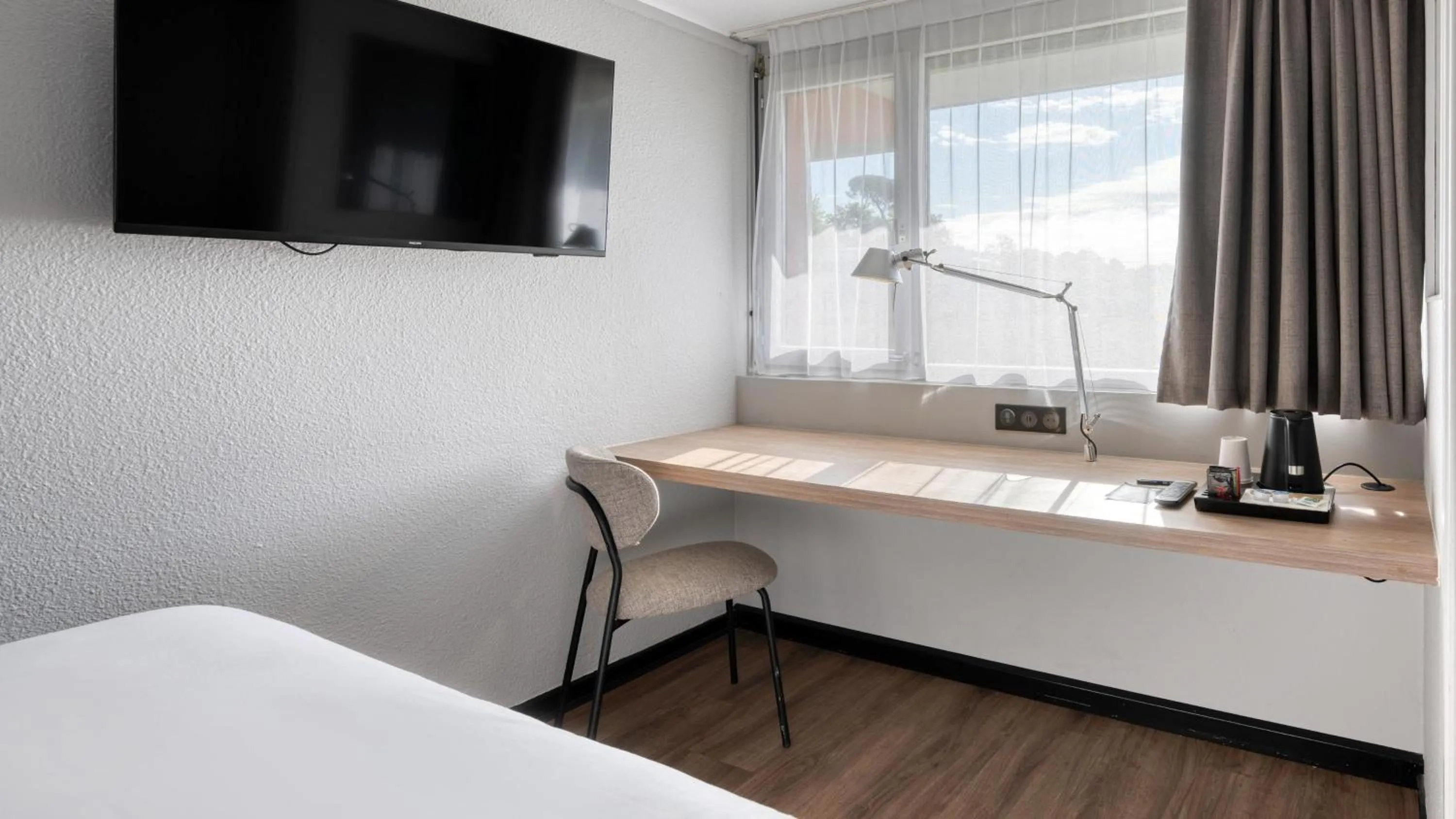 TV and multimedia, Bed in Campanile NATURE - Bordeaux Sud Pessac