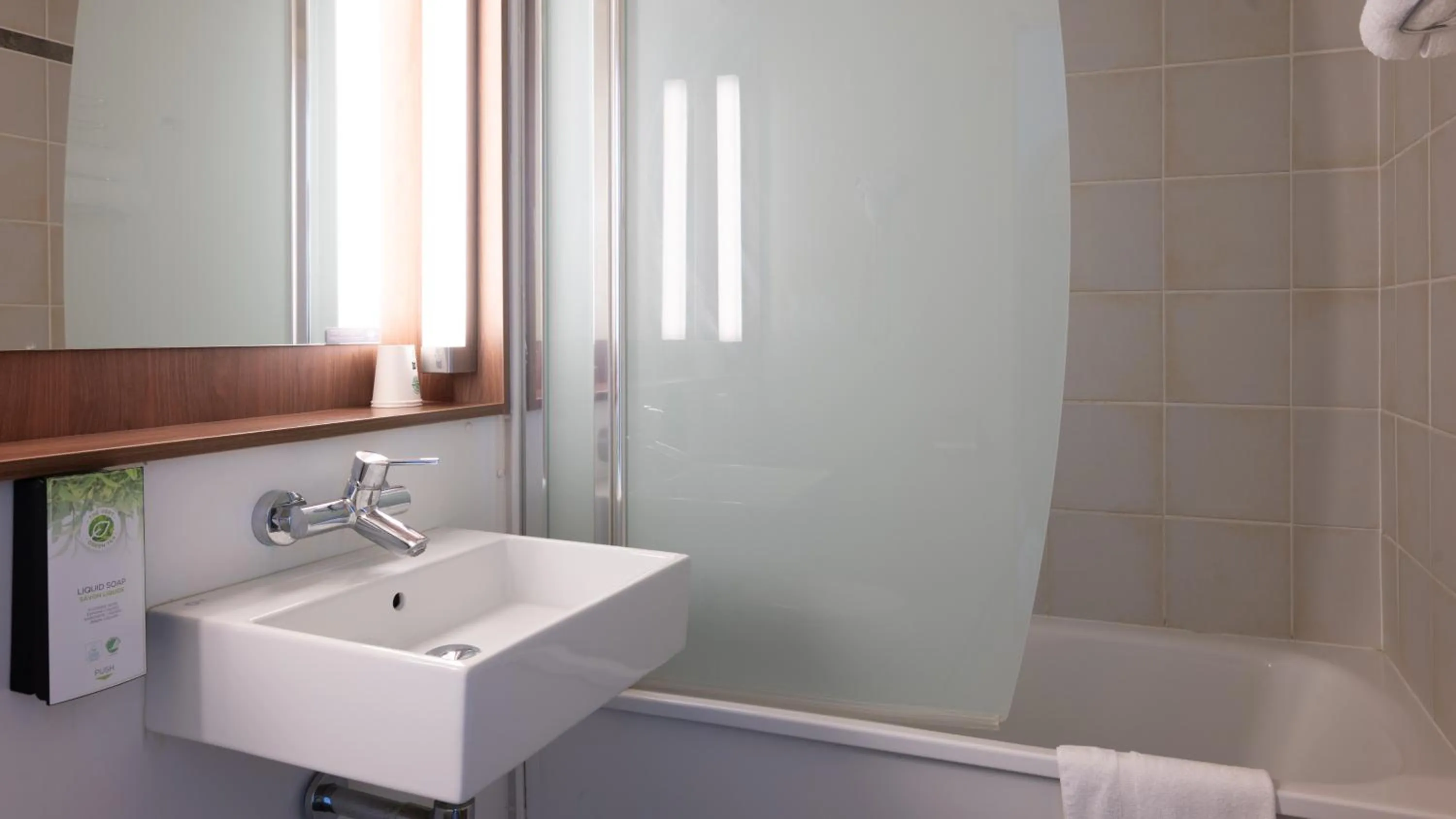 Bathroom in Campanile NATURE - Bordeaux Sud Pessac