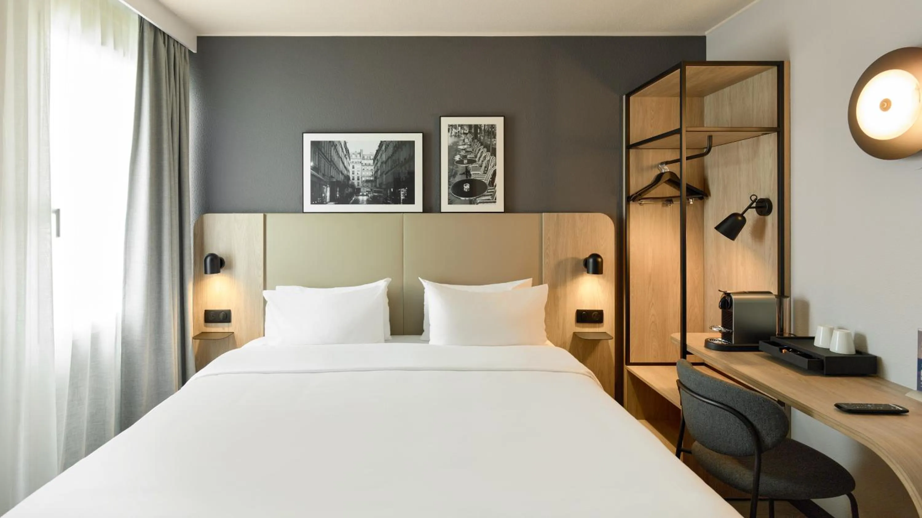 Bedroom, Bed in Campanile Paris Est - Pantin