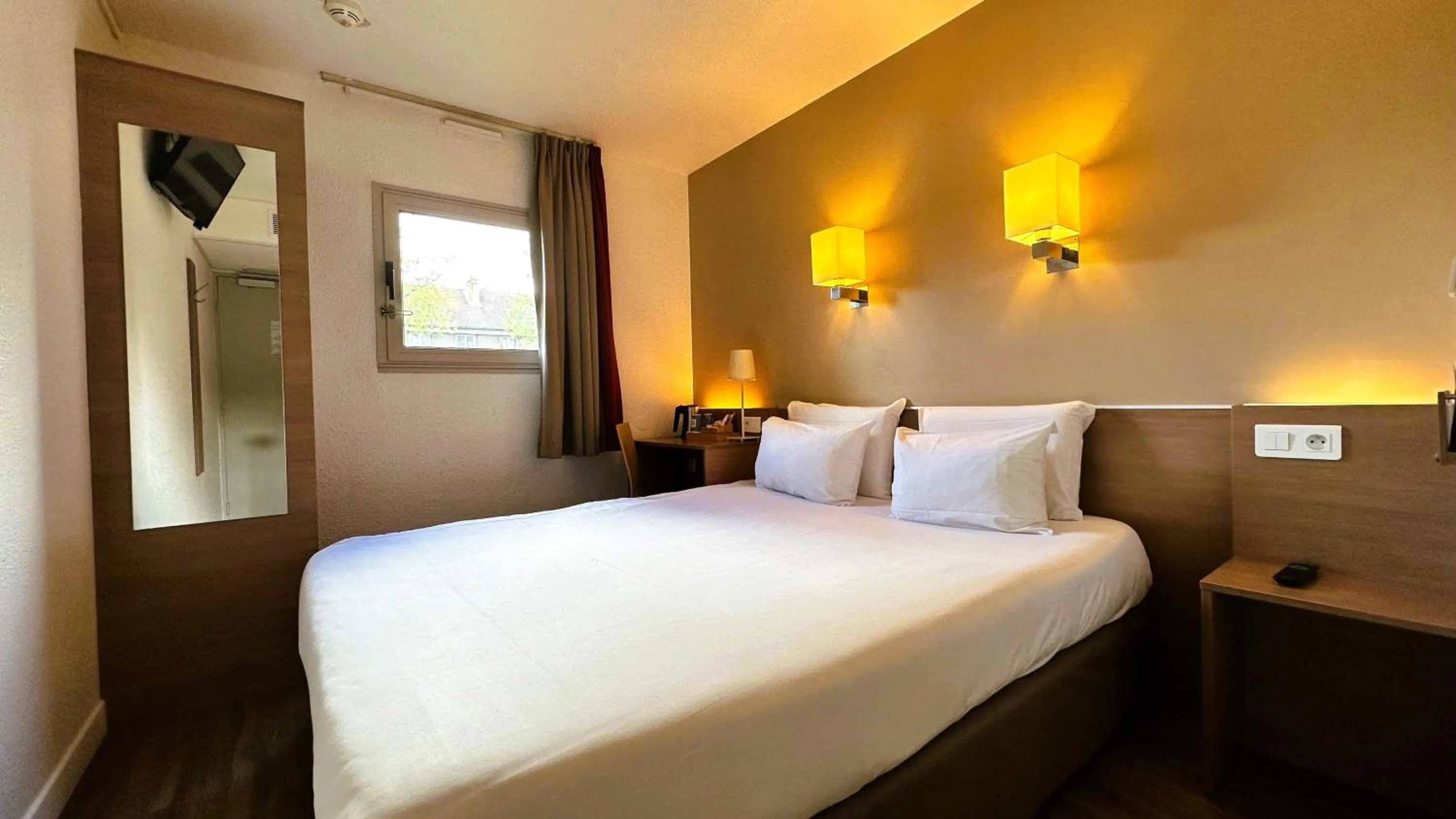 Bedroom, Bed in Kyriad Le Bourget Centre- Parc Des Expositions