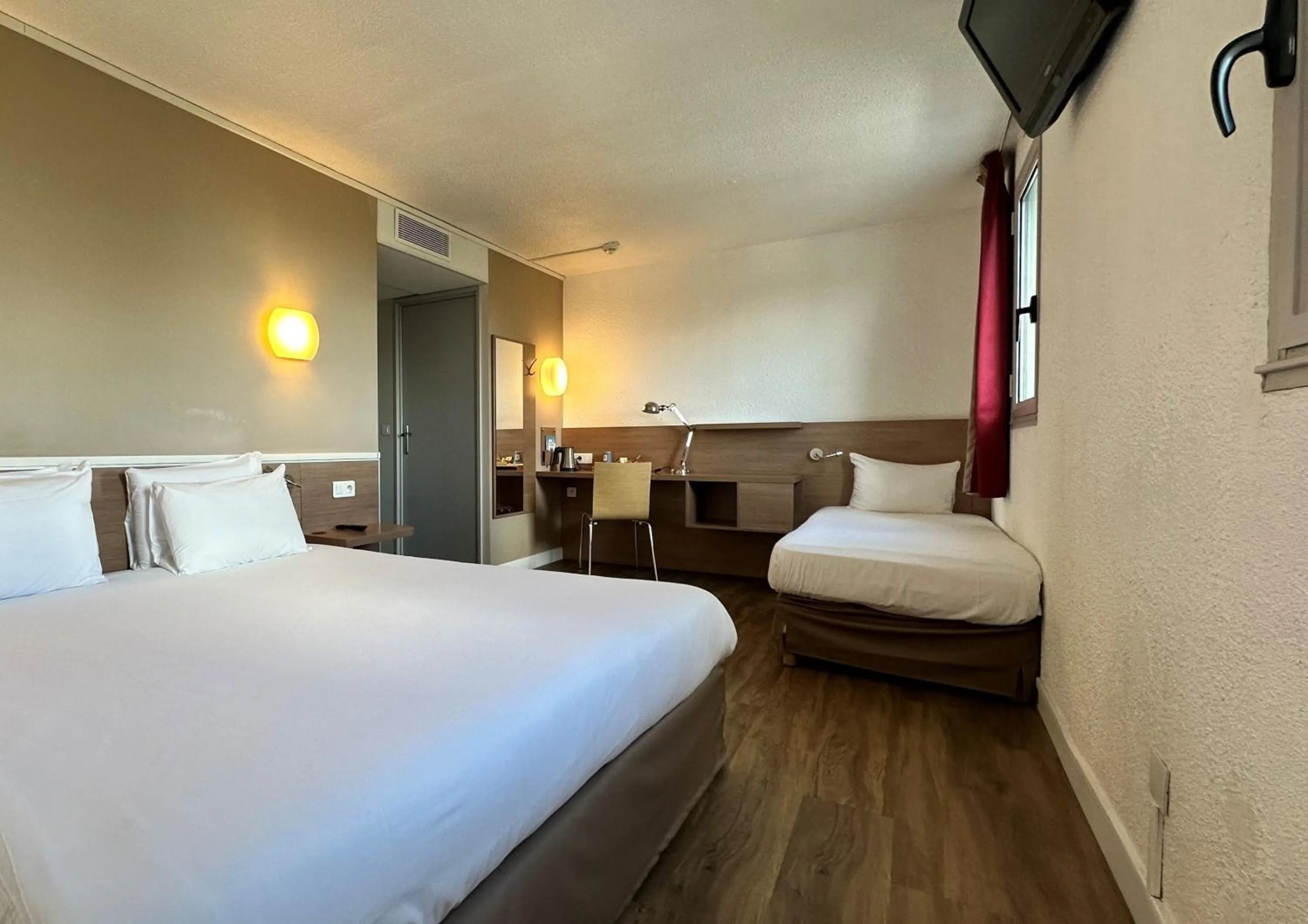 Bedroom, Bed in Kyriad Le Bourget Centre- Parc Des Expositions