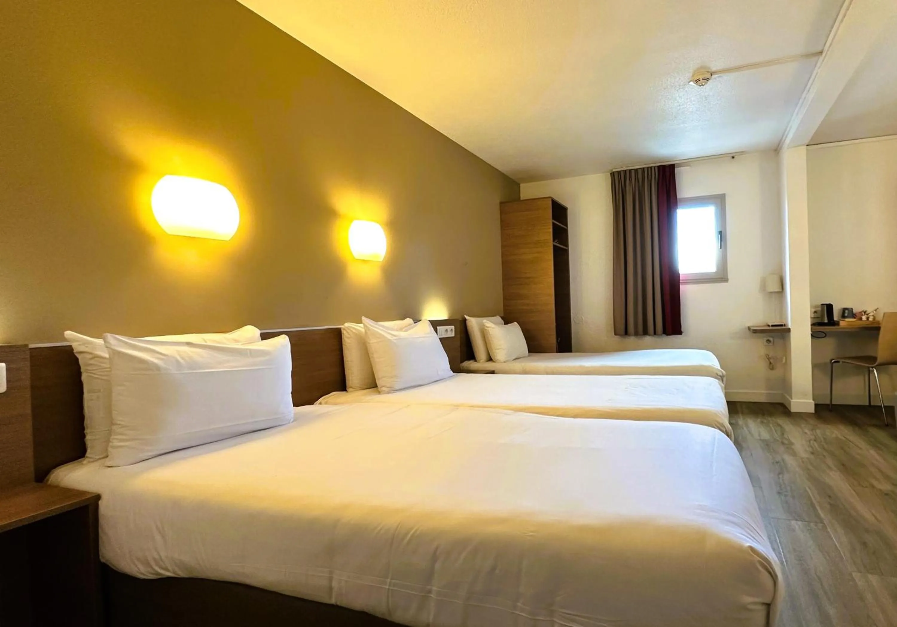 Bedroom, Bed in Kyriad Le Bourget Centre- Parc Des Expositions