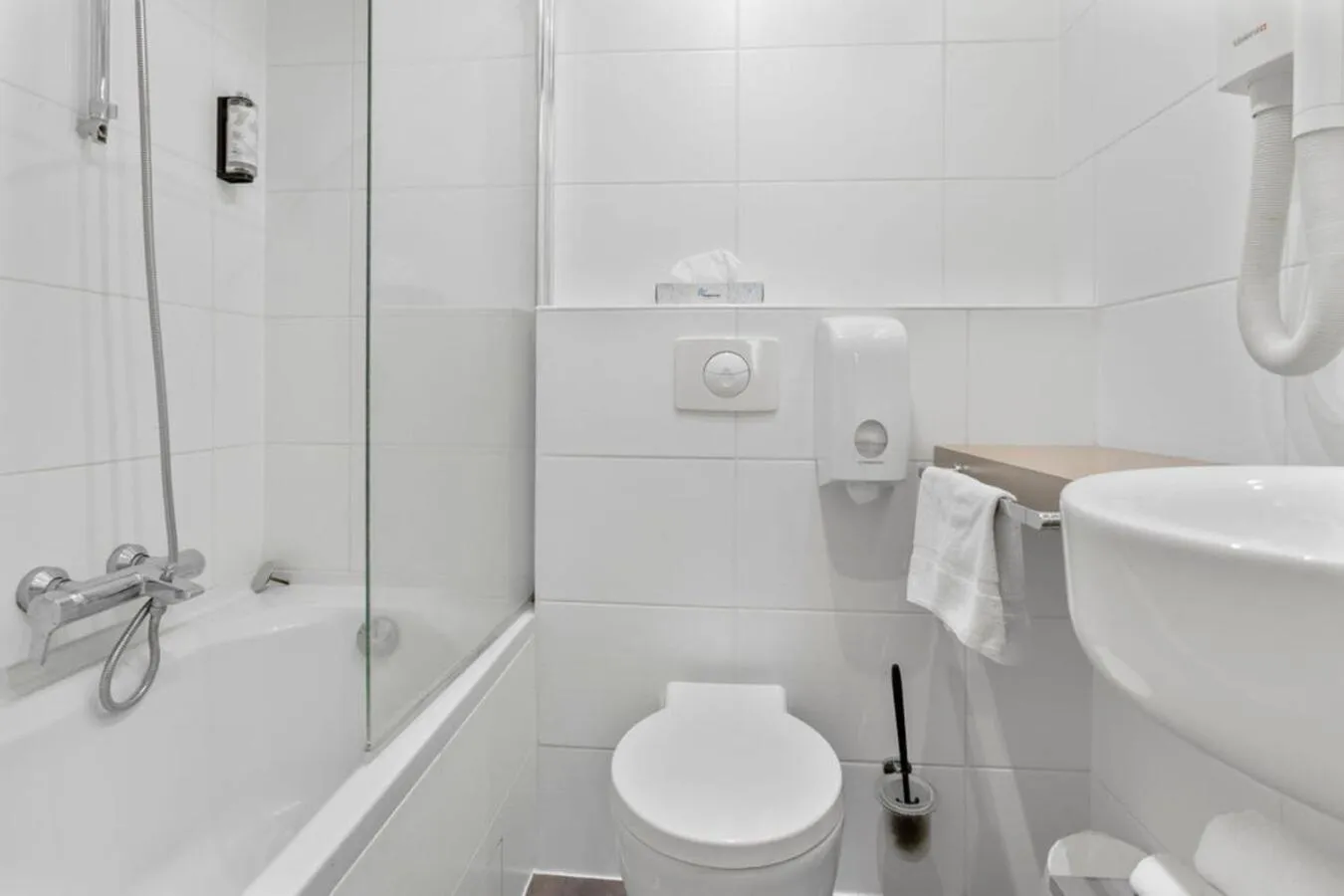 Bathroom in Kyriad Deauville - St Arnoult