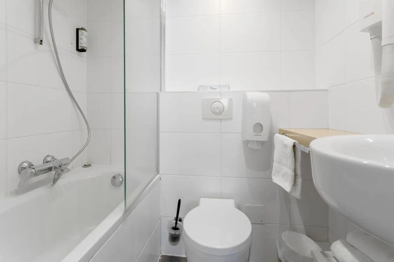 Bathroom in Kyriad Deauville - St Arnoult