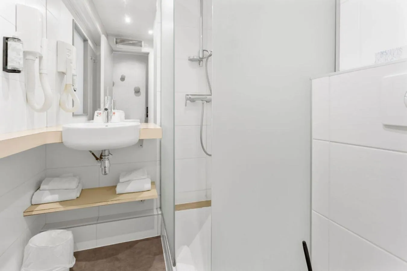 Shower in Kyriad Deauville - St Arnoult