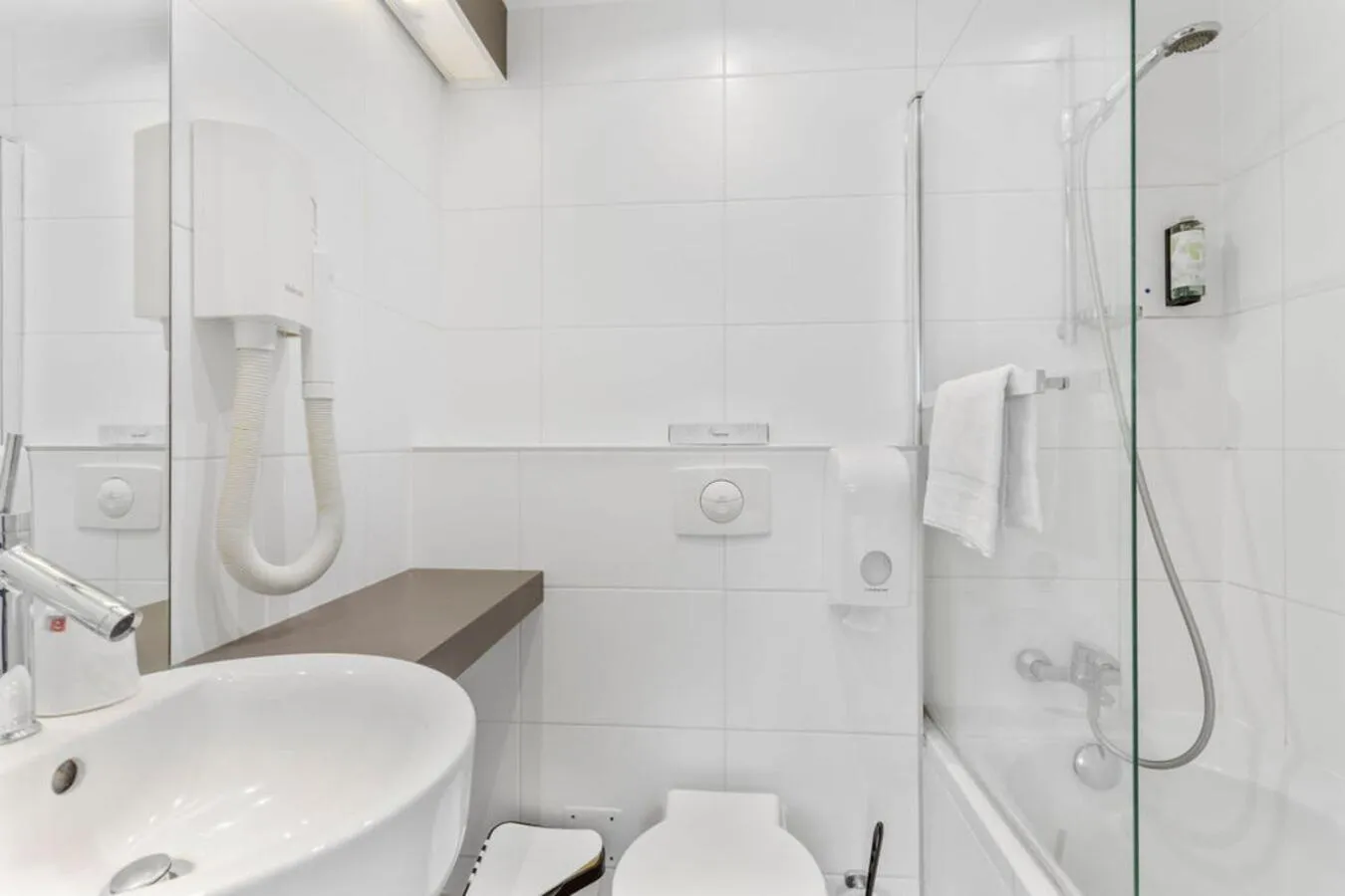 Shower in Kyriad Deauville - St Arnoult