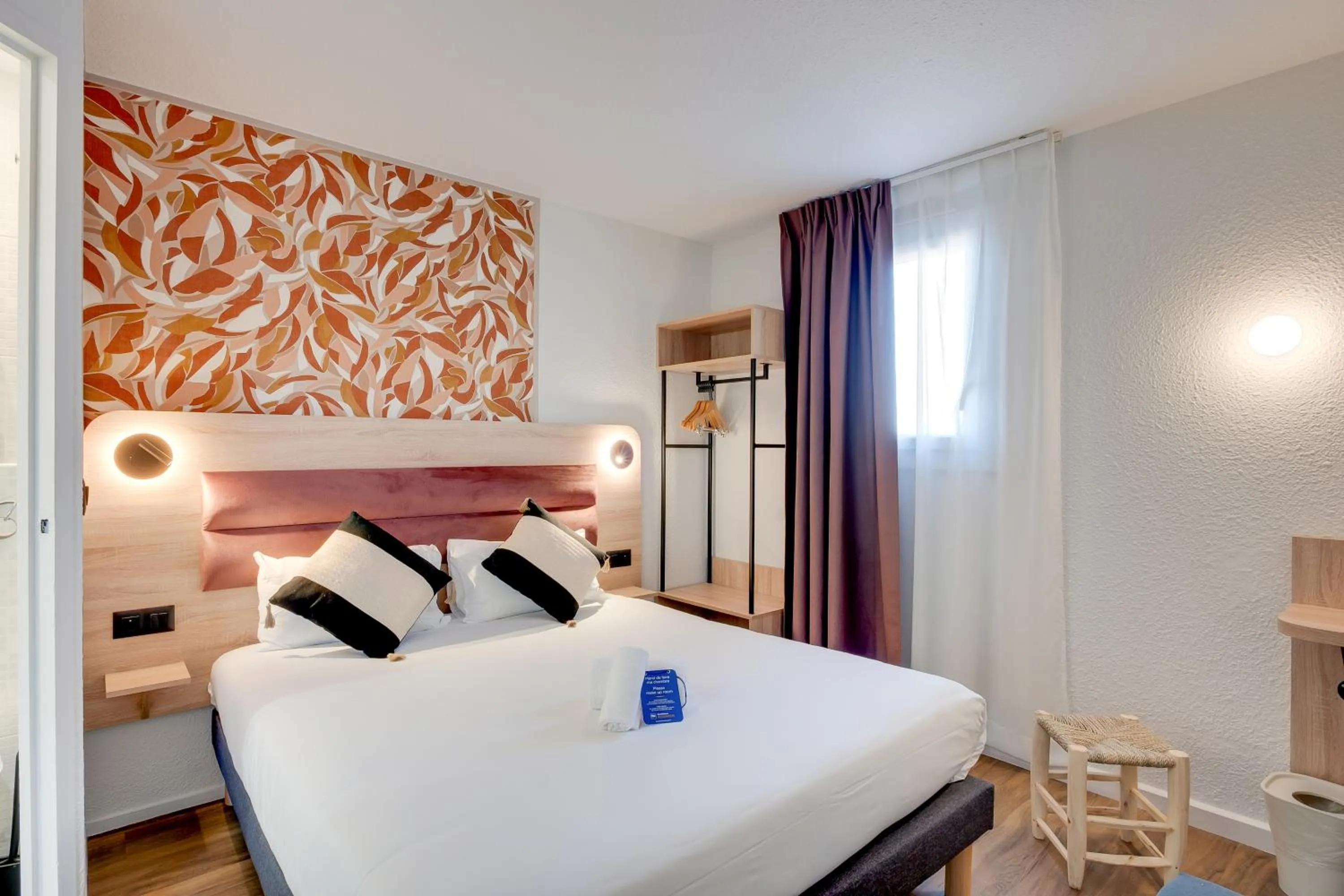 Bedroom, Bed in Sure Hotel by Best Western Valence Nord