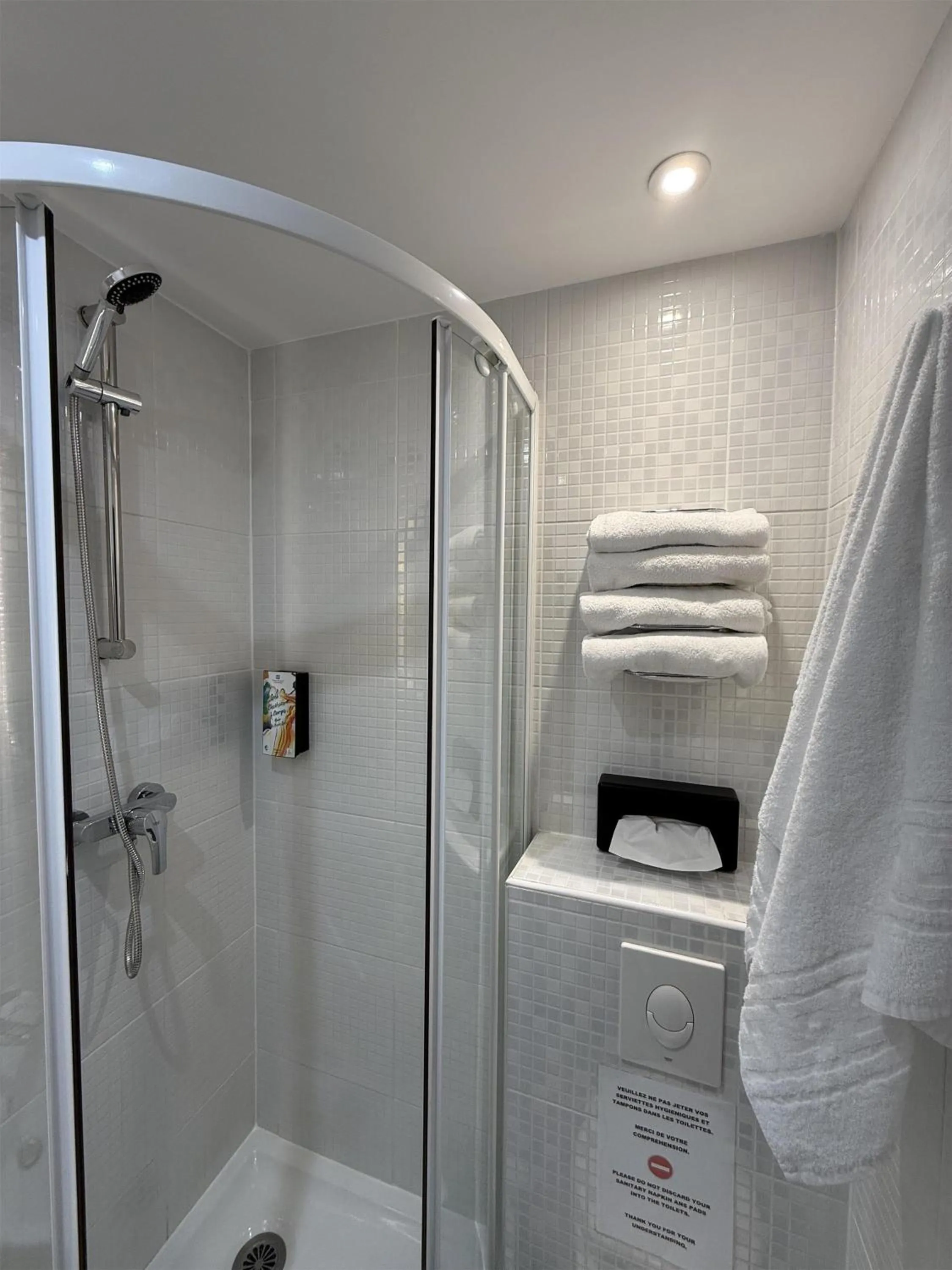 Bathroom in Sure Hotel by Best Western Valence Nord