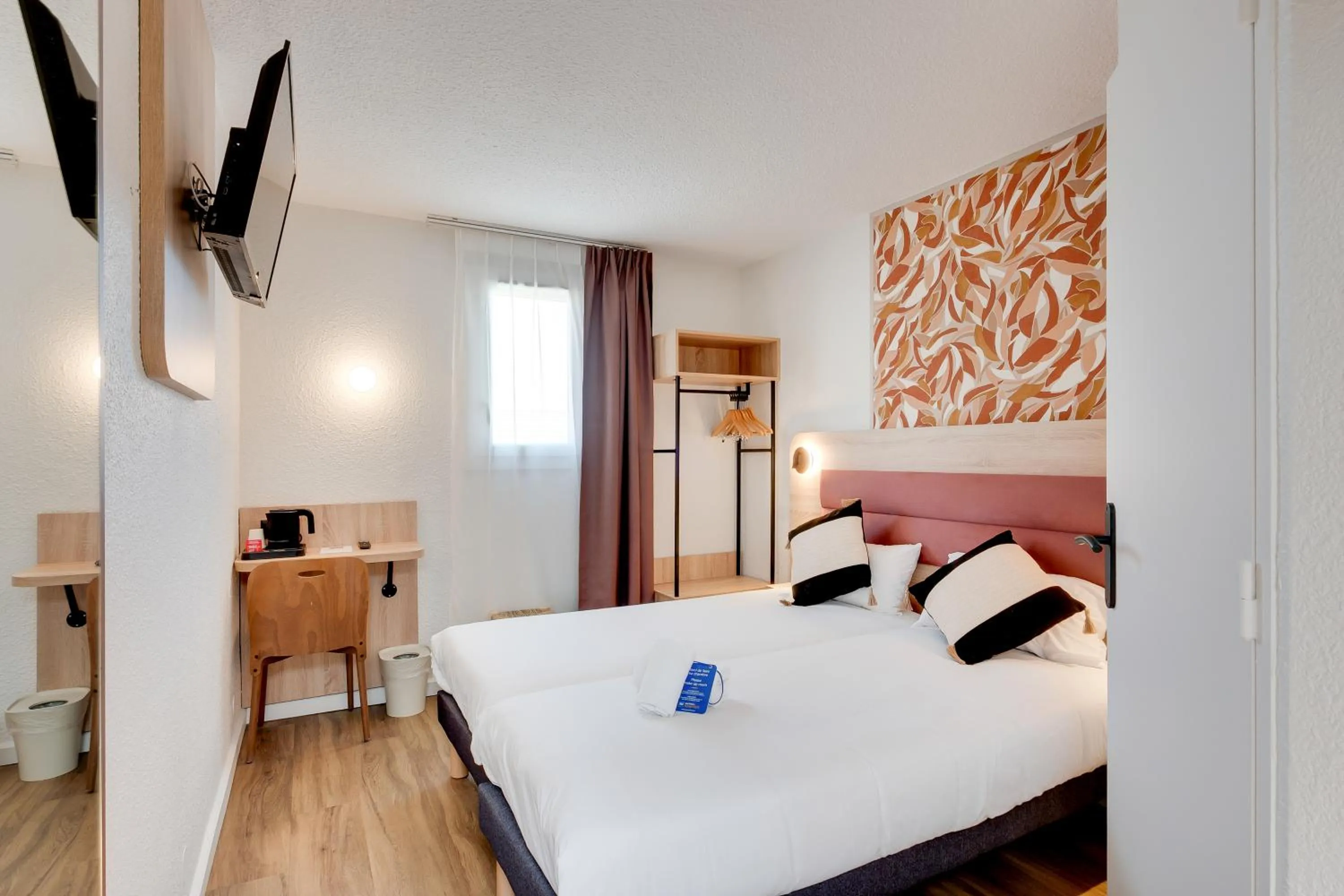 Bedroom, Bed in Sure Hotel by Best Western Valence Nord