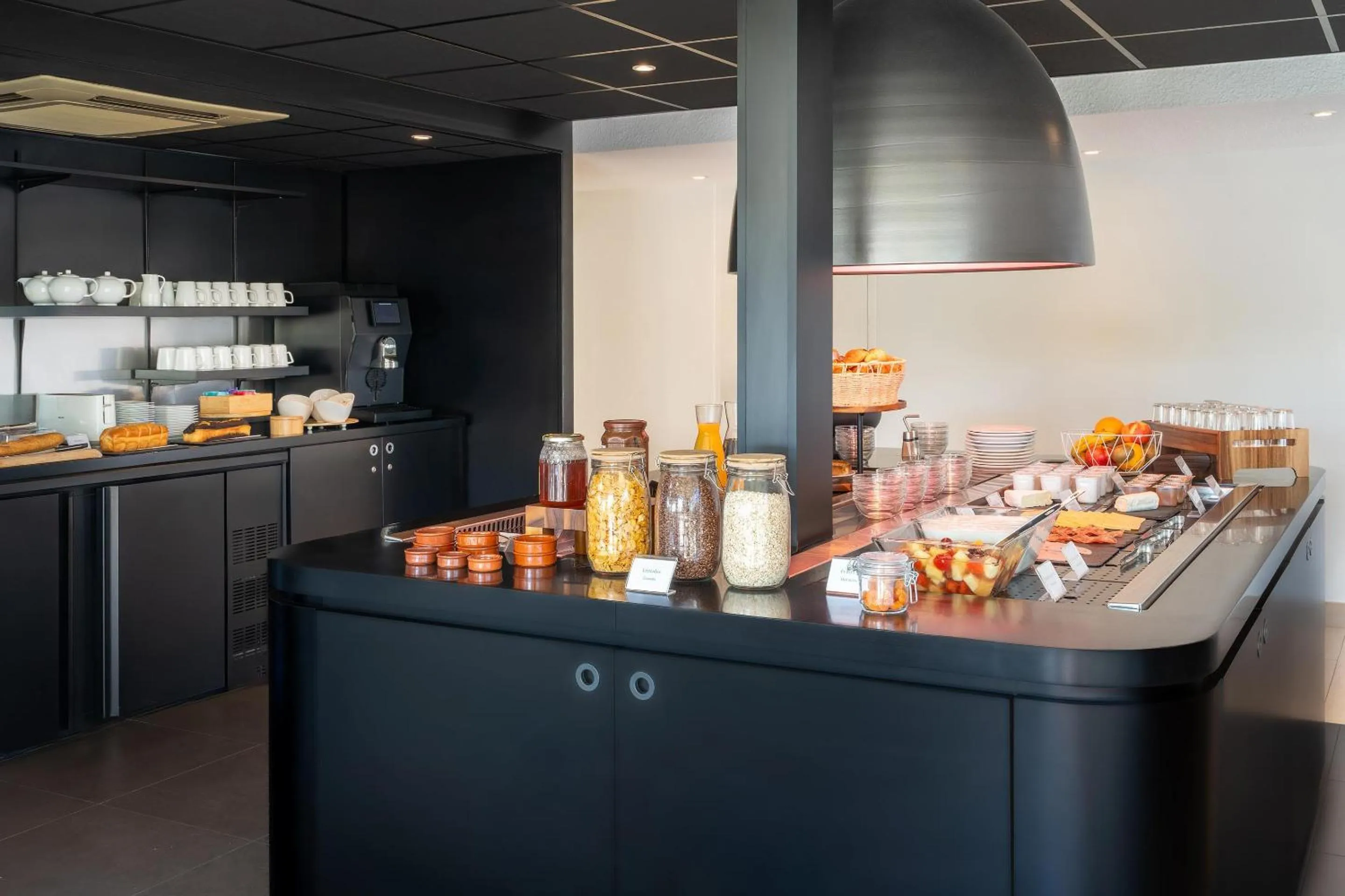 Food and drinks in Sure Hotel by Best Western Valence Nord-Restaurant