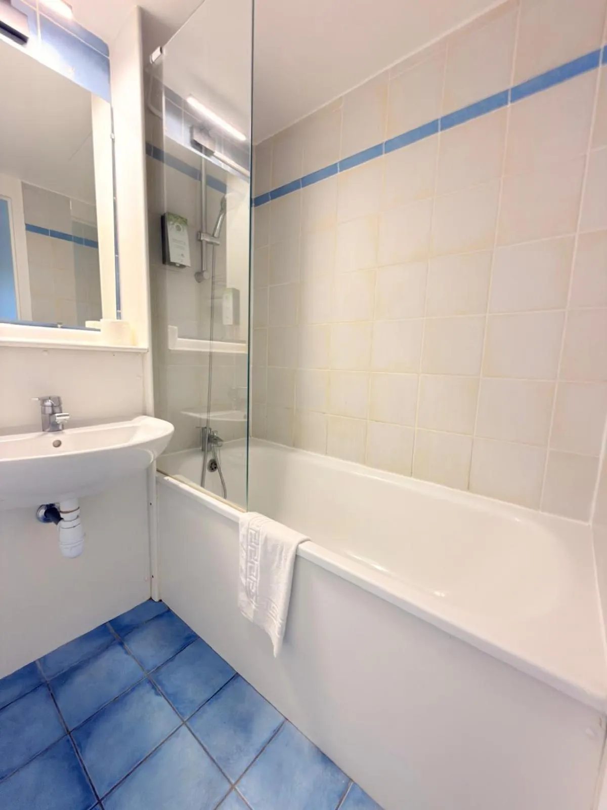 Bathroom in Kyriad Blois Sud - Vineuil