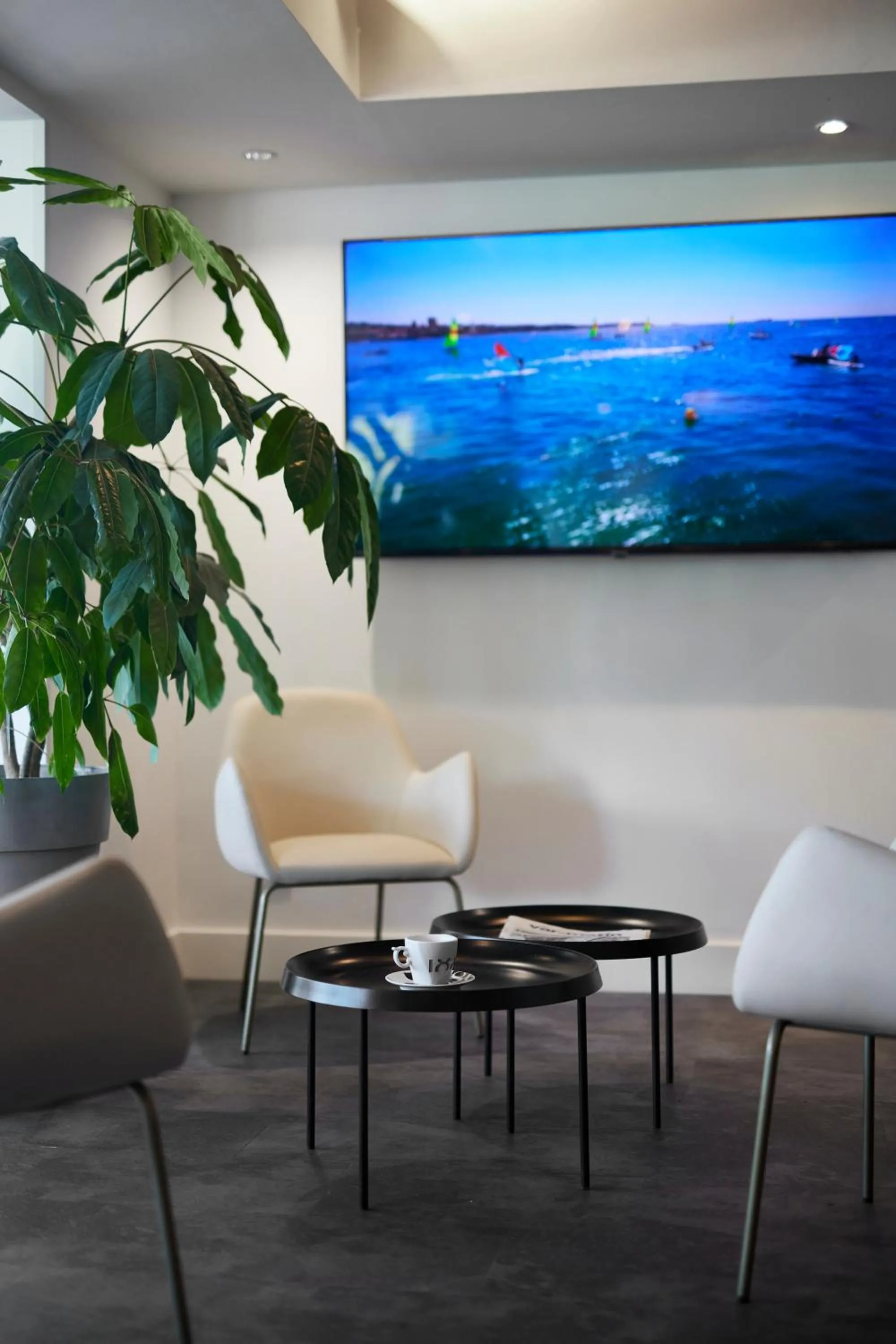 Communal lounge/ TV room in Hôtel restaurant Kyriad Fréjus