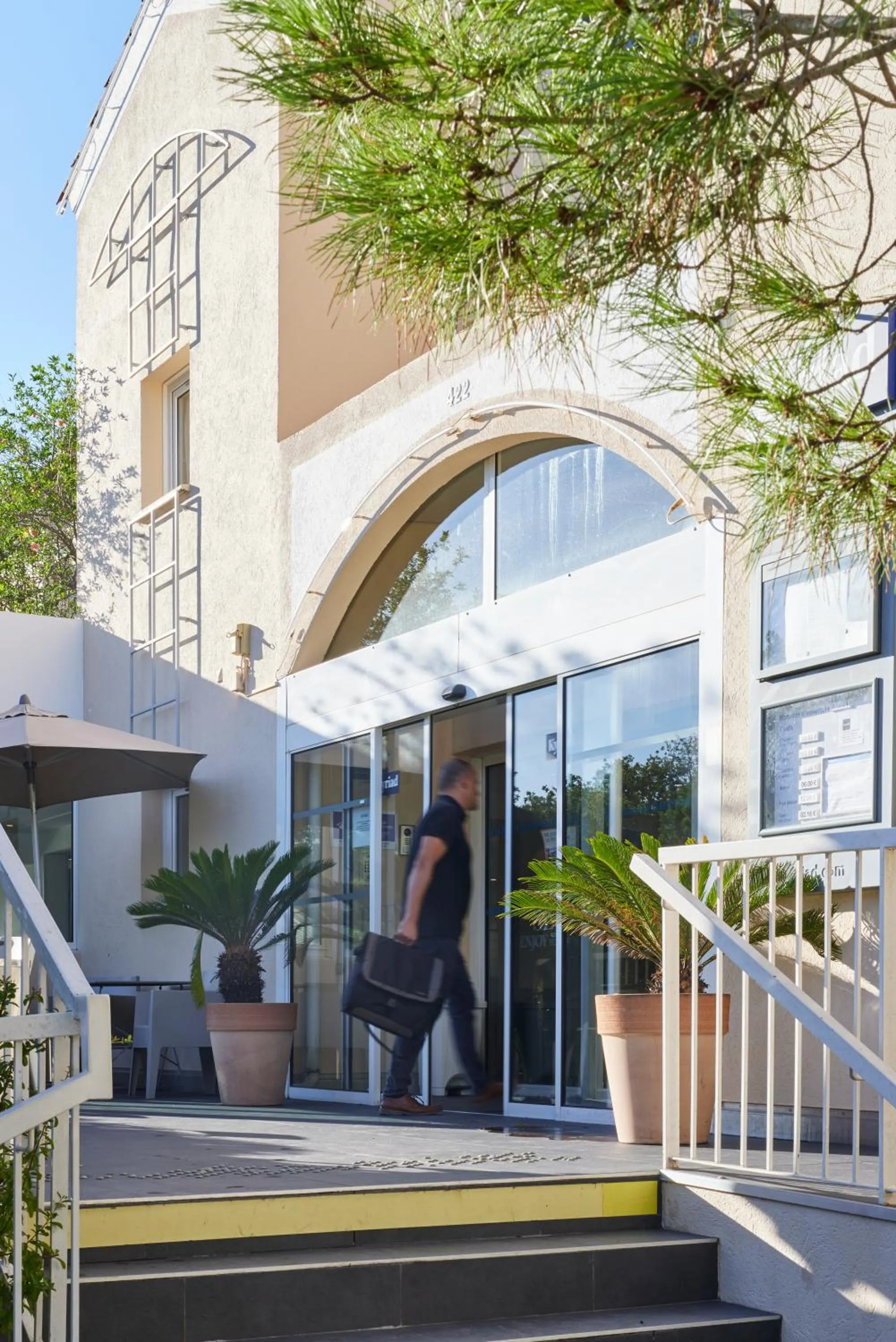 Facade/entrance in Hôtel restaurant Kyriad Fréjus