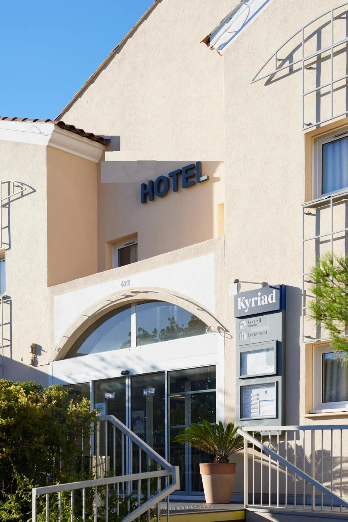 Facade/entrance in Hôtel restaurant Kyriad Fréjus