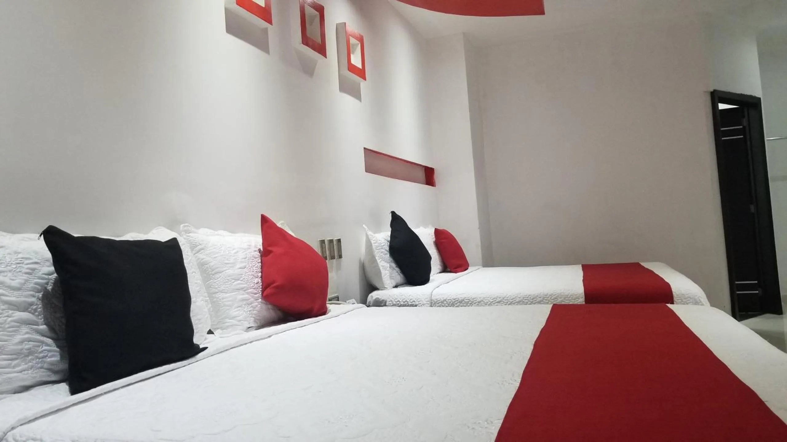 Photo of the whole room in Hotel Dluxe