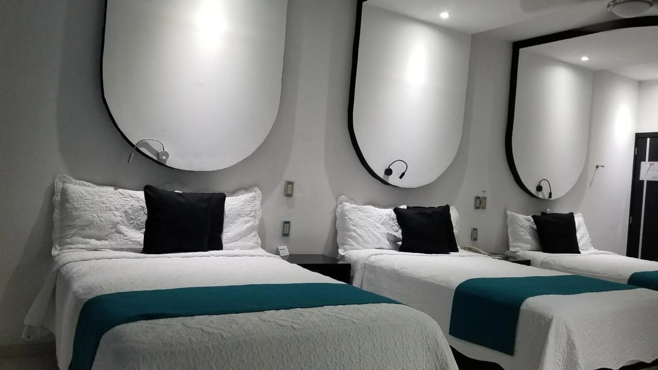 Photo of the whole room in Hotel Dluxe