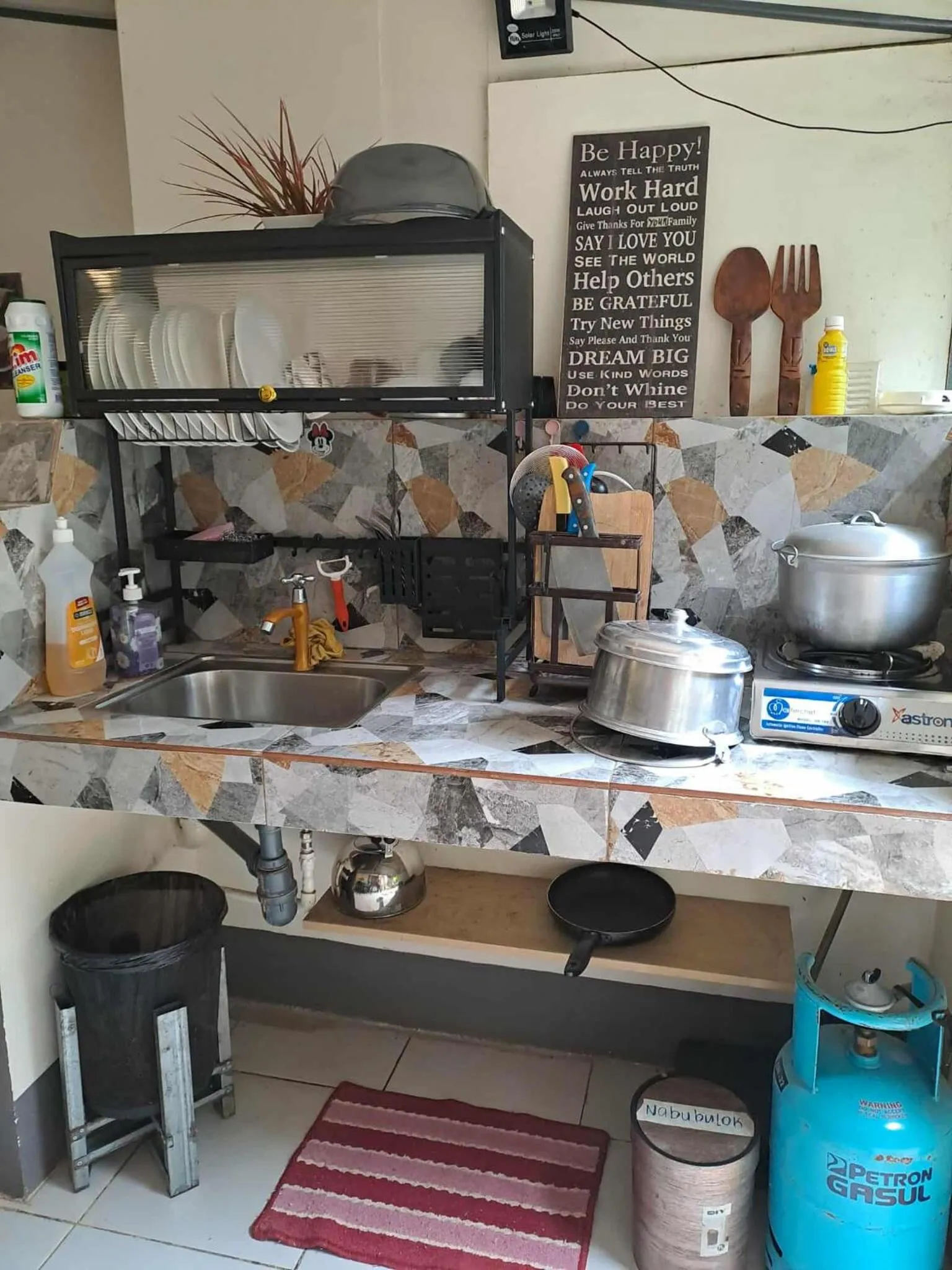 kitchen in Dalinda's Homestay