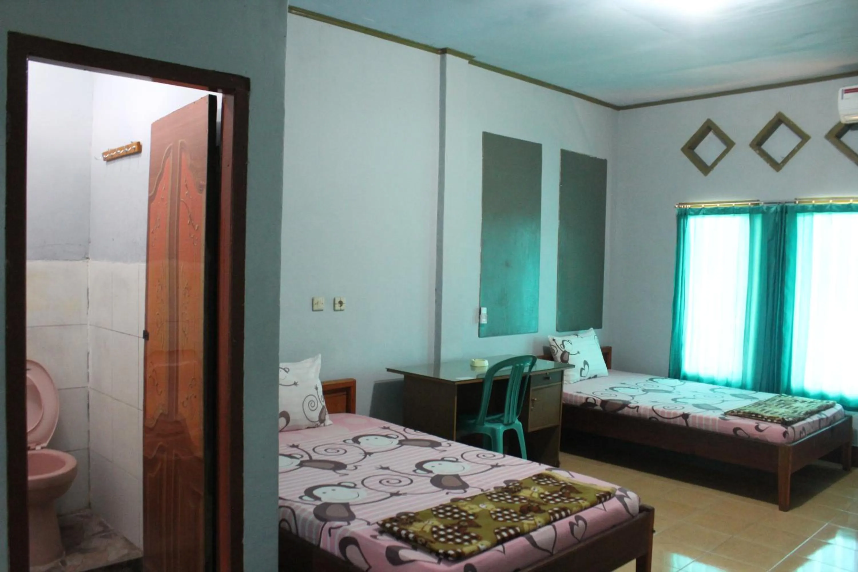 Bathroom, Bed in Penginapan Artha