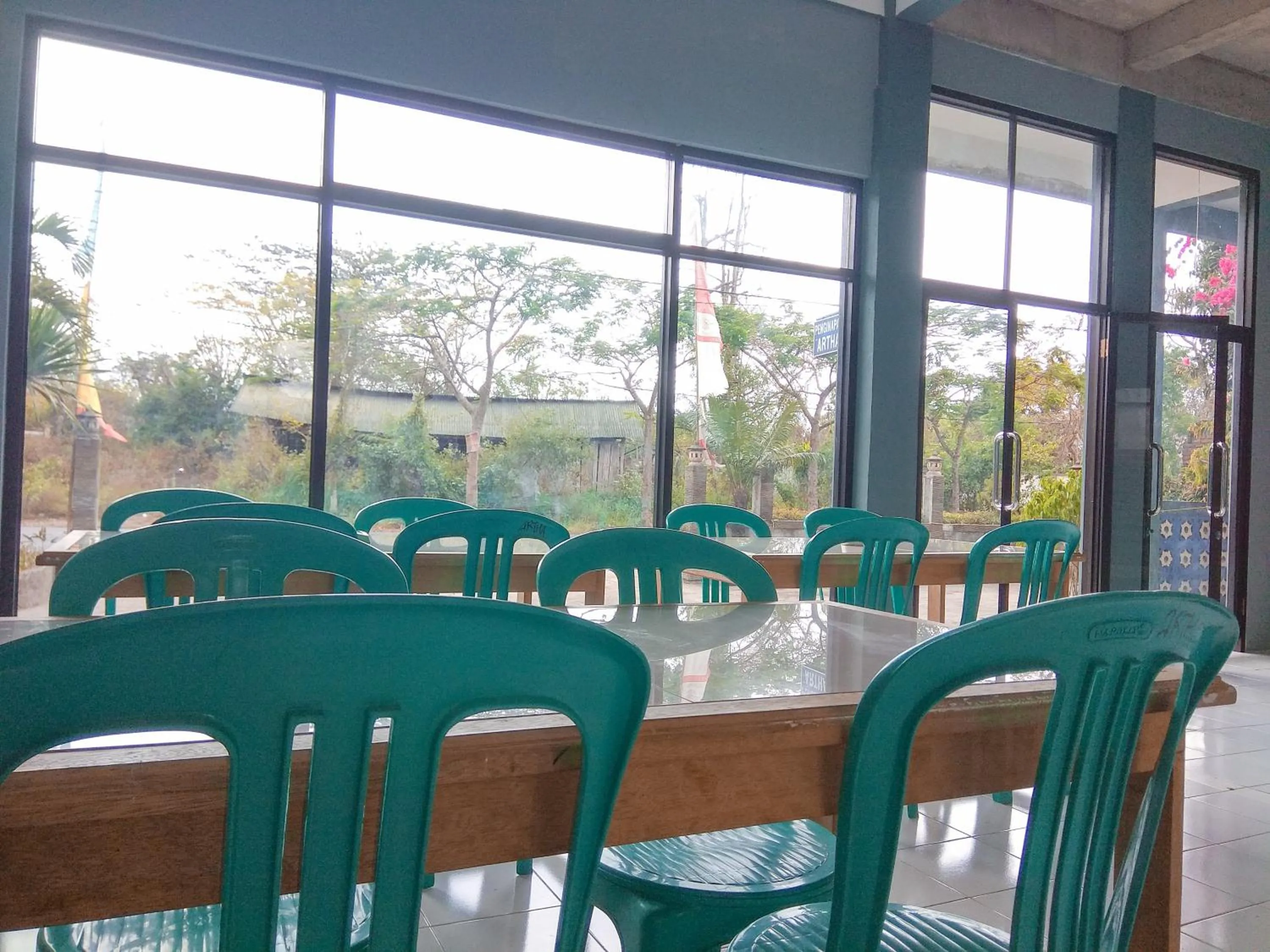 Communal lounge/ TV room in Penginapan Artha