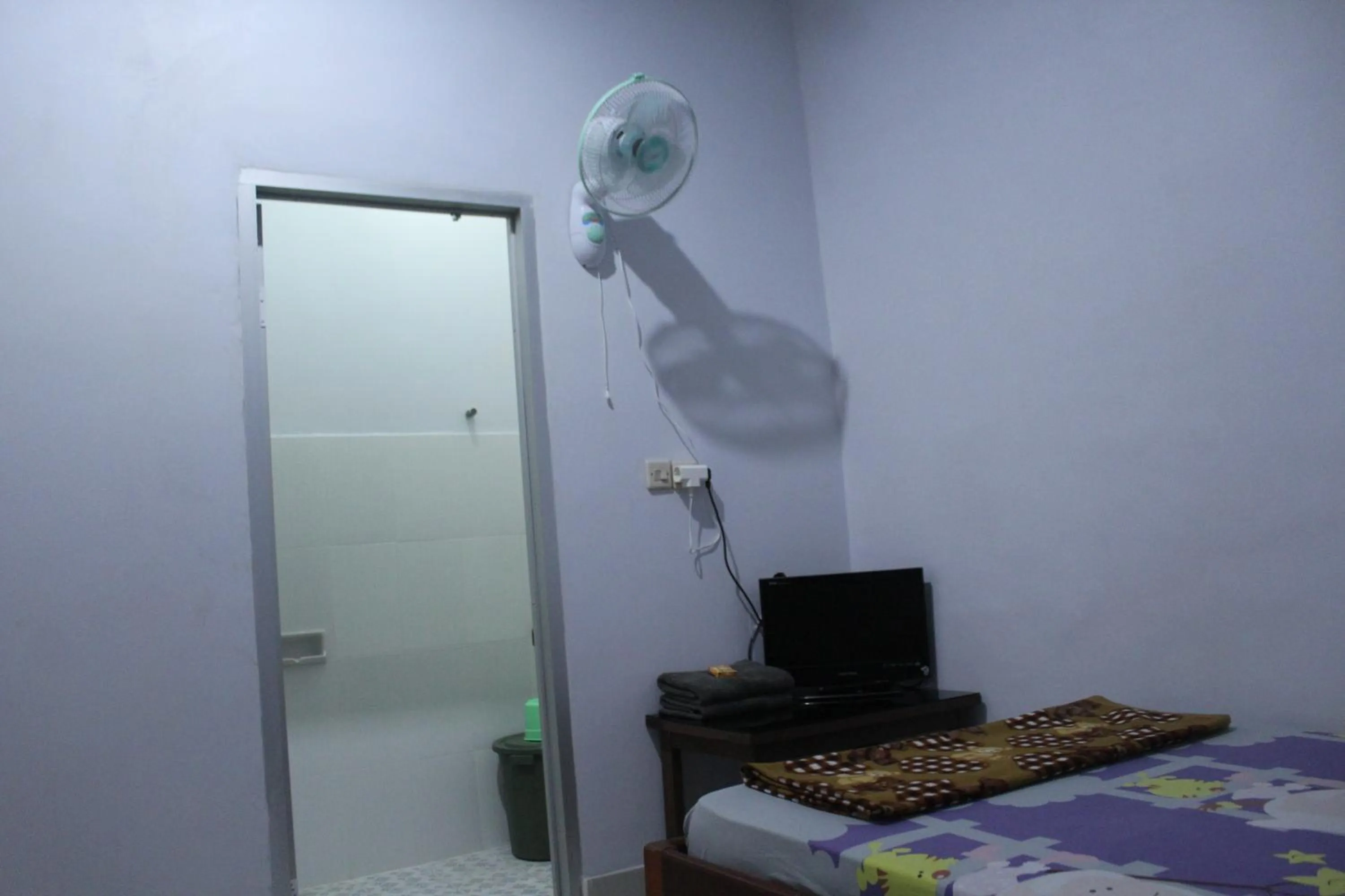 Bathroom, Bed in Penginapan Artha