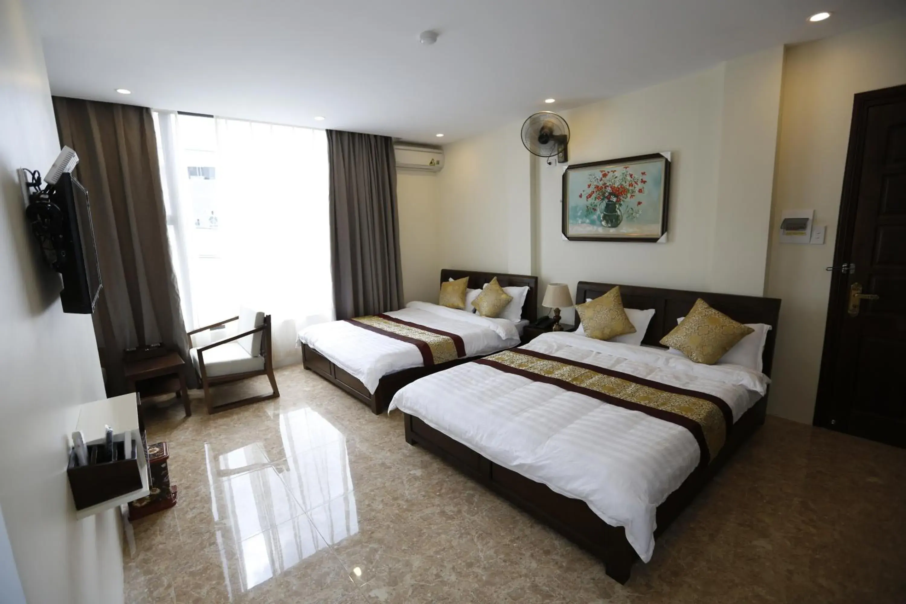 Superior Queen Room with Two Queen Beds in Hoang Ngoc Hotel Superior Queen Room with Two Queen Beds in Hoang Ngoc Hotel