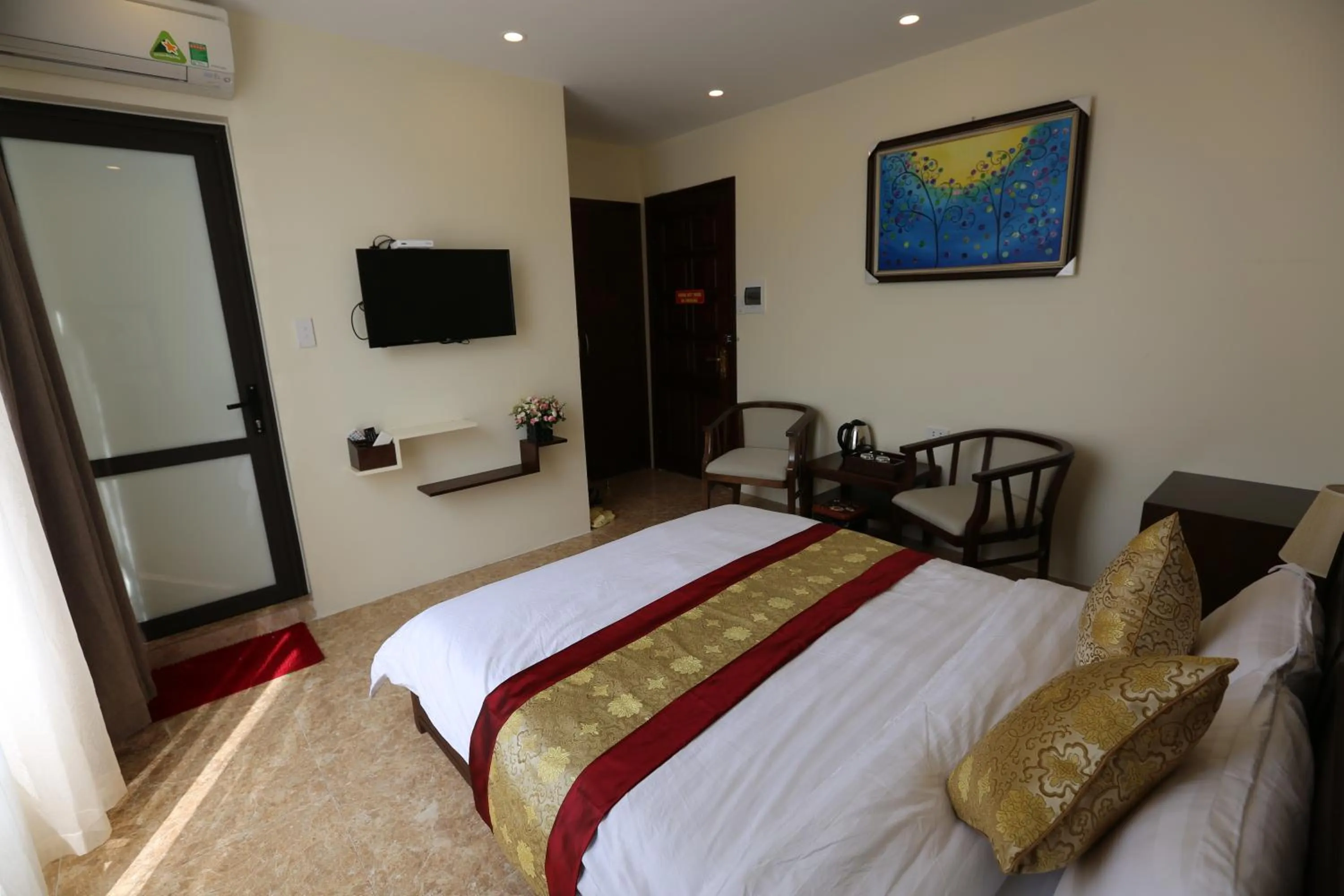 Bedroom, Bed in Hoang Ngoc Hotel