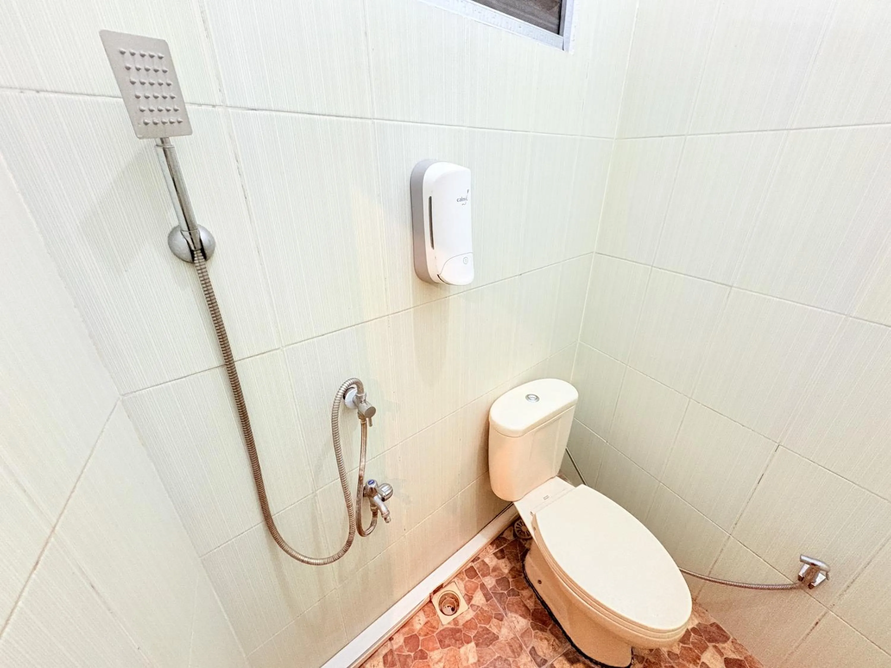 Bathroom in RedDoorz Syariah at Nusa Indah near BNS