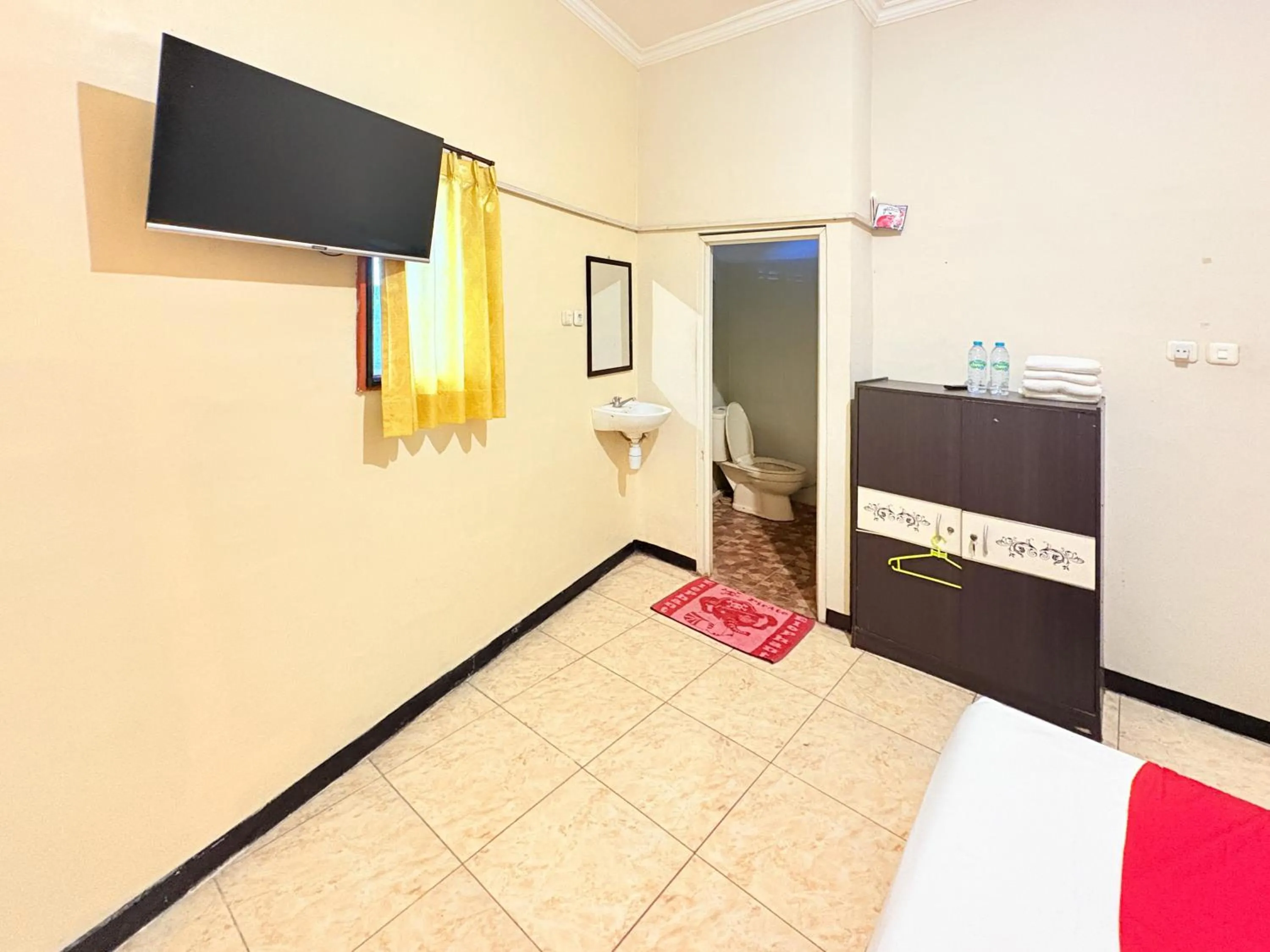 Bedroom, Bed in RedDoorz Syariah at Nusa Indah near BNS