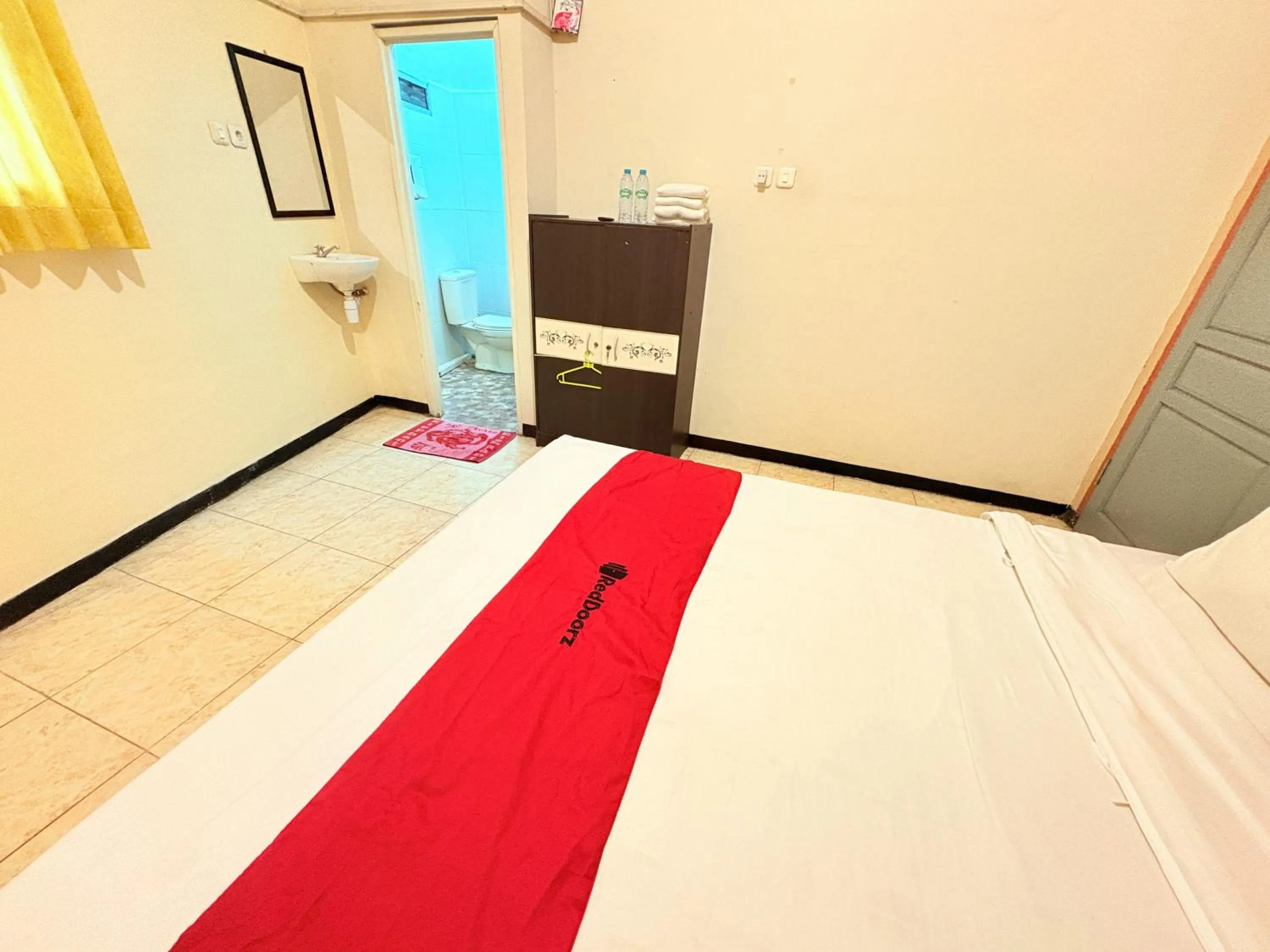 Bedroom, Bed in RedDoorz Syariah at Nusa Indah near BNS