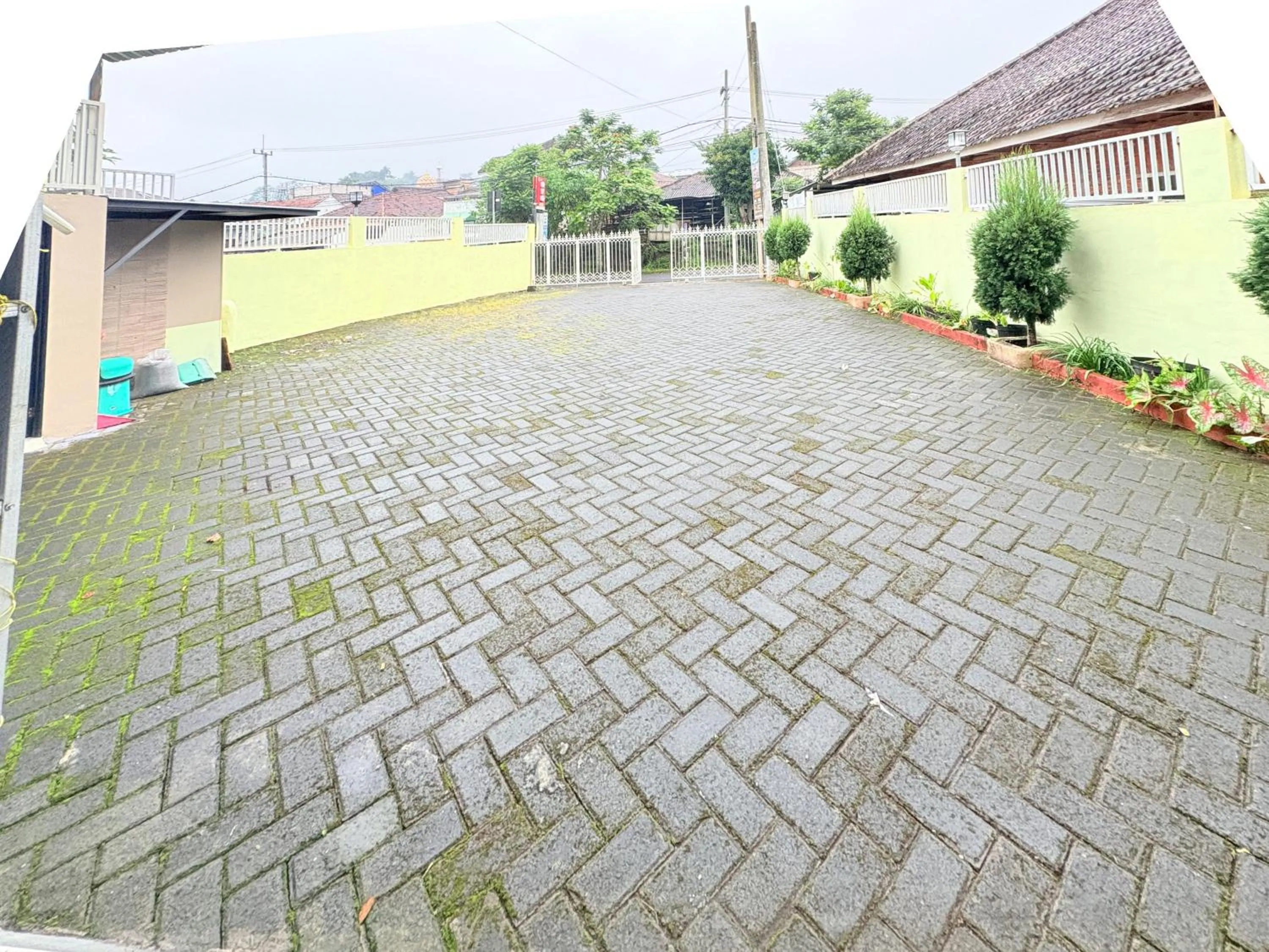 Parking in RedDoorz Syariah at Nusa Indah near BNS