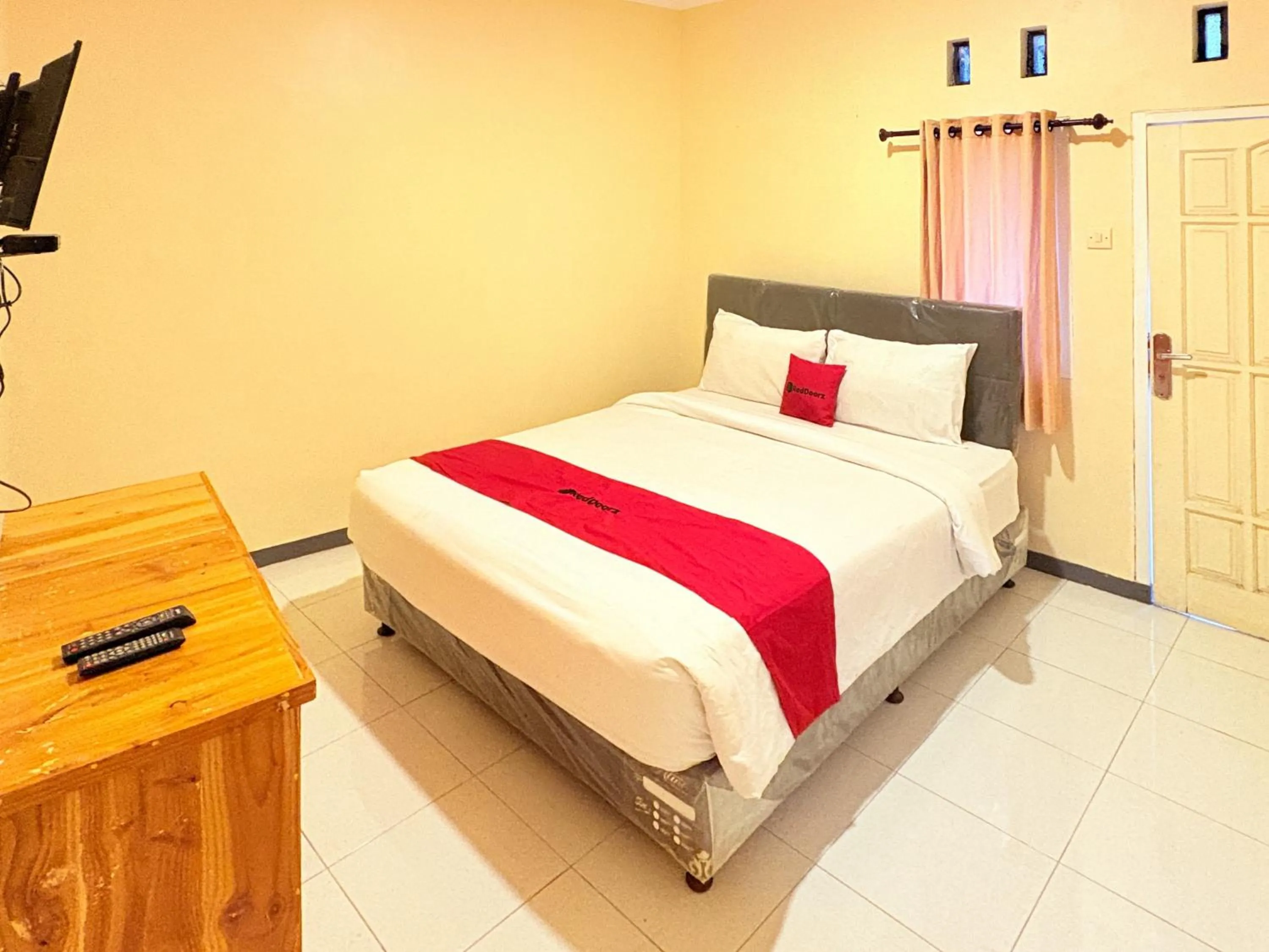 Bedroom, Bed in RedDoorz Syariah at Nusa Indah near BNS